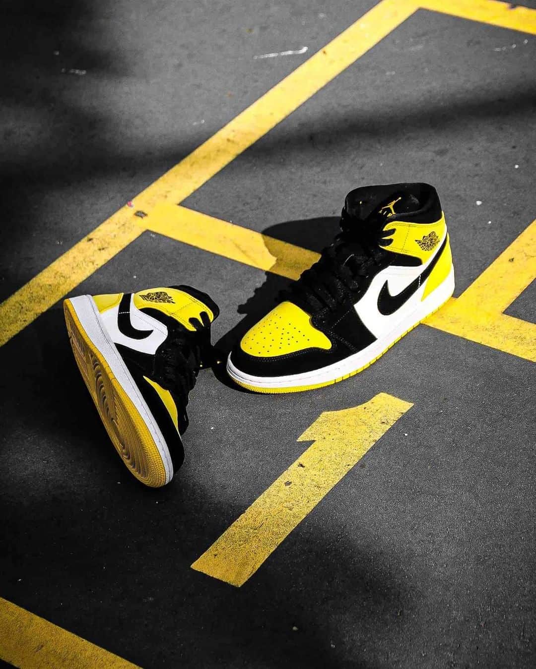 Foot Lockerさんのインスタグラム写真 - (Foot LockerInstagram)「Another 1 for the collection! ✅ #Jordan 1 Mid SE “Tour Yellow” Available Now, In-Store and Online」8月1日 7時53分 - footlocker