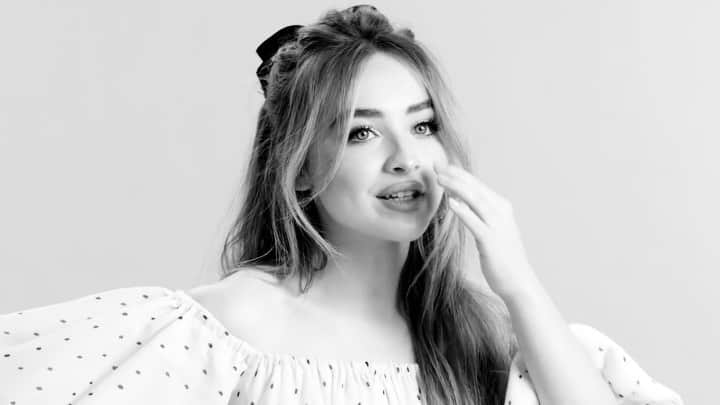 サブリナ・カーペンターのインスタグラム：「where my hit clip kids at @teenvogue 🖤」