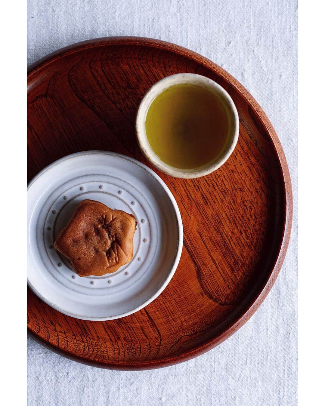 Ryoko Yunokiのインスタグラム：「+ + + A Momiji cake🍁😋 + + + #にしき堂 #生もみじ #もみじ饅頭」