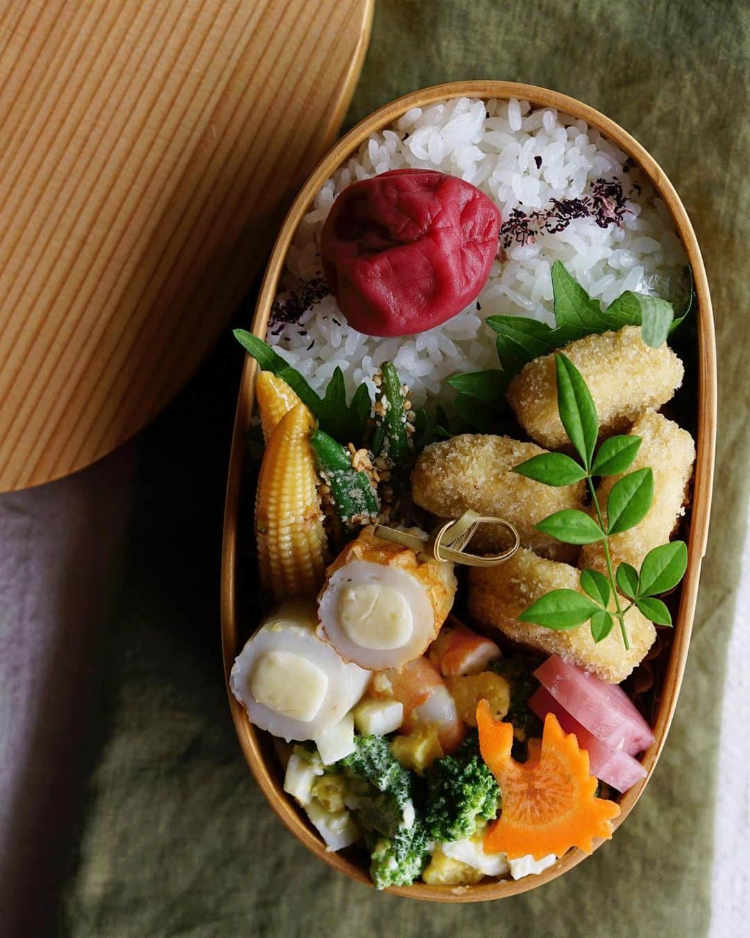 Ryoko Yunokiのインスタグラム：「+ + + Chicken nuggets bento/チキンナゲット弁当 . *rice and umeboshi *chicken nuggets, store-bought *egg, prawn and broccoli salad *chikuwa and cheese *stir-fried baby corn with oyster sauce *blanched okra with sesame dressing . ＊ご飯と梅干し ＊チキンナゲット、冷凍食品 ＊海老と卵とブロッコリーのサラダ ＊竹輪チーズ ＊ヤングコーンのオイスターソース炒め ＊オクラの胡麻和え + + + #bento #お弁当 #丸の内弁当 #f52grams #曲げわっぱ #大館曲げわっぱ」