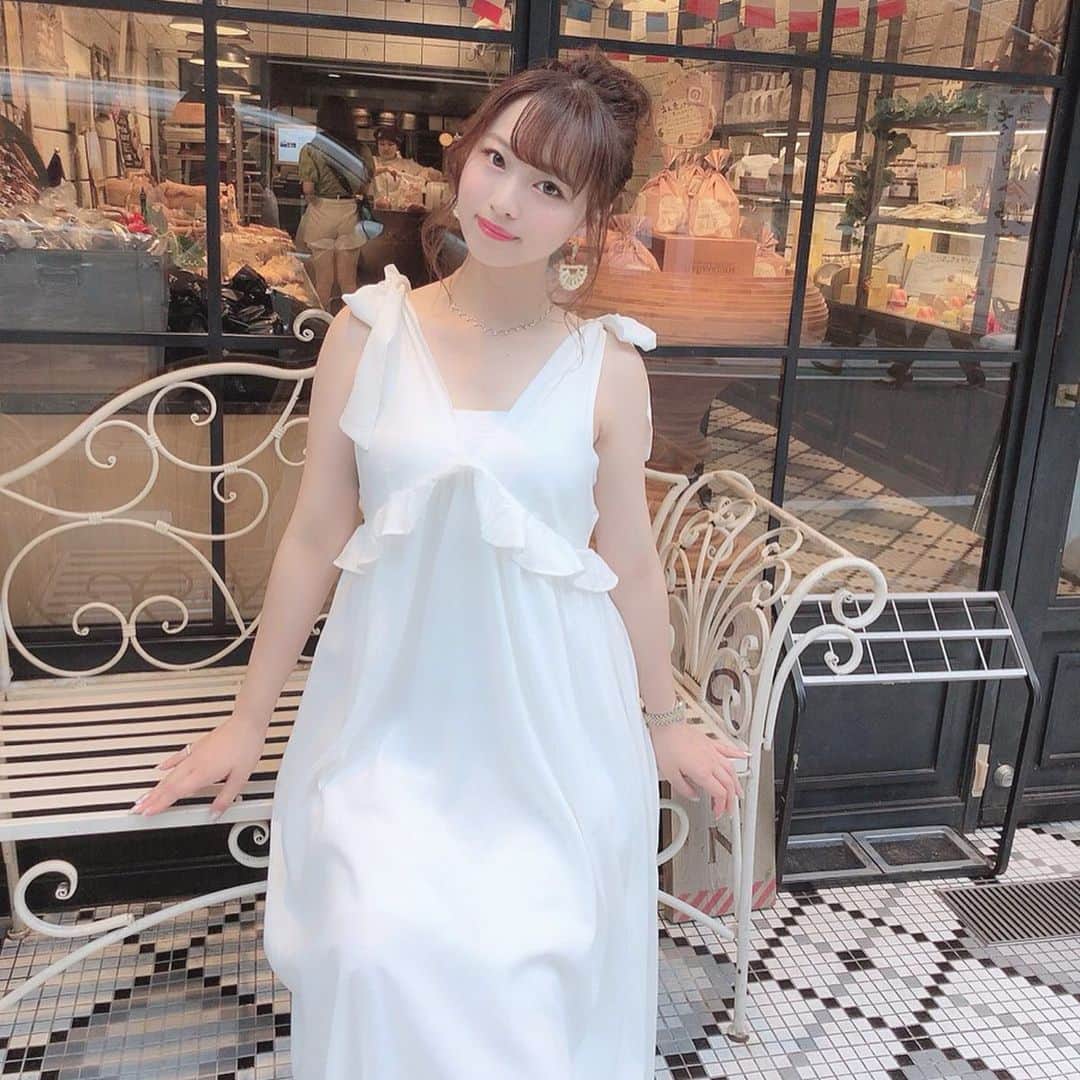 のインスタグラム：「. おはようございます🥰💕. 夏は白ワンピ着るの多め👗💕. @valmuer_official のショルダーリボンワンピ💕. 前からも後ろから見てもかわいいよ〜🥺💕. 今日も頑張りましょう💓. #goodmorning #Valmuer #valmuer_official #ootd #fashion #coodinate #love #white #ワンピース #instalove #🏖」