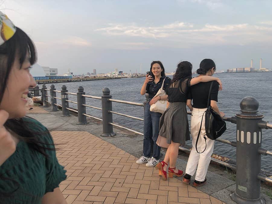 川添りなさんのインスタグラム写真 - (川添りなInstagram)「#BBQ女子会 ⑦ おはようございます～今日から8月ですね🔅🔅 (写真は)横浜のうみーーーーっっ☺️✨風が気持ちよくて10分くらい皆で黄昏てました。笑 #横浜  #海 #クラゲが多かった」8月1日 8時03分 - zorina_522