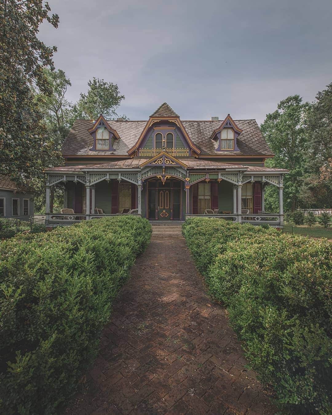Abandoned Placesさんのインスタグラム写真 - (Abandoned PlacesInstagram)「"Take the backroads and you'll find some hidden treasures." Abandoned home in Alabama, photography by @rust.devil」8月1日 8時00分 - itsabandoned