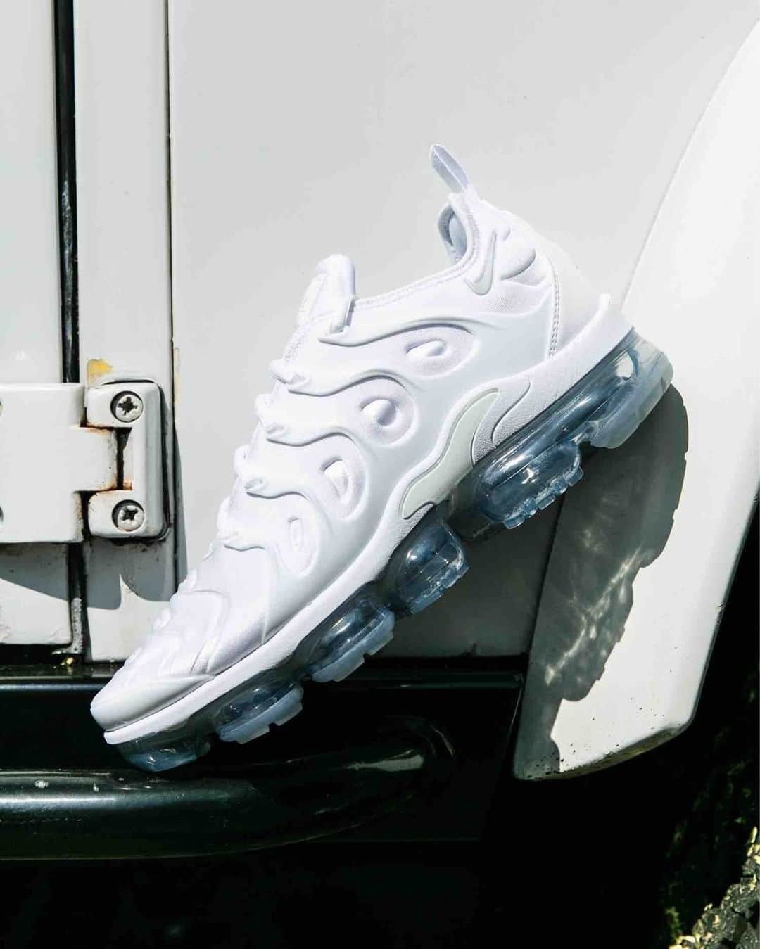 Foot Lockerさんのインスタグラム写真 - (Foot LockerInstagram)「Nothing like all white during the summer.  #Nike VaporMax Plus “White” Available Now, In-Store and Online」8月1日 8時04分 - footlocker