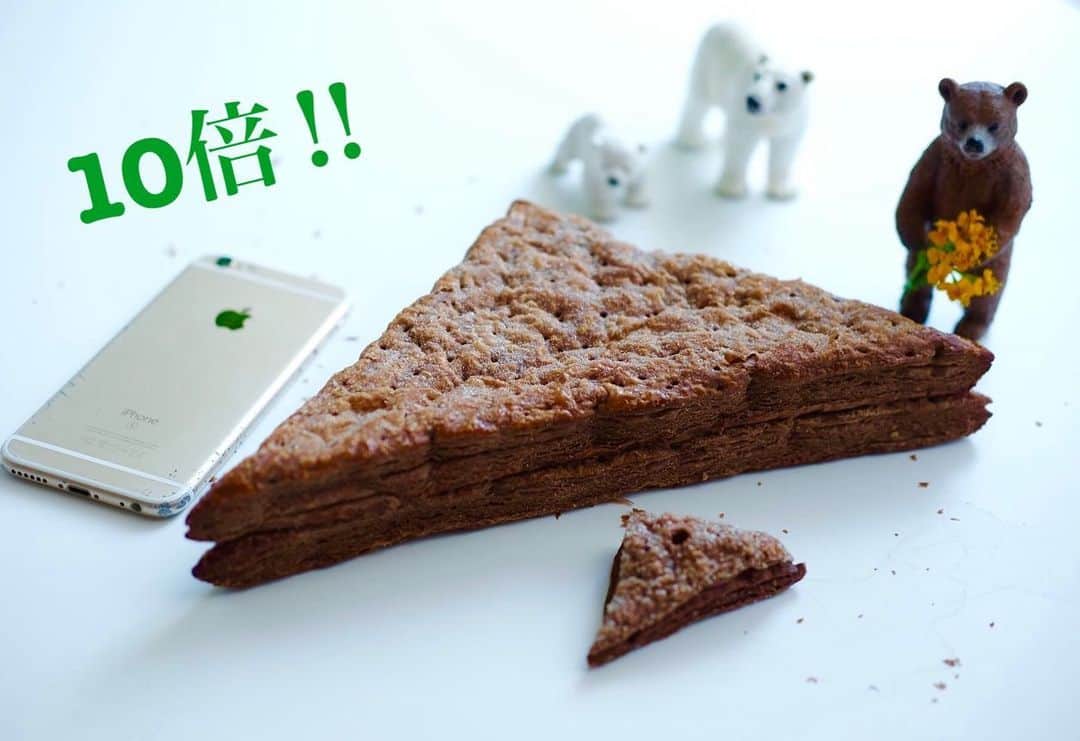 のインスタグラム：「＼8月1日はパイの日！／ 10倍サイズ✨✨になった「東京ジャンドゥーヤチョコパイ」が当たる！！プレゼントキャンペーン✨8/31まで開催✨  大人気の「東京ジャンドゥーヤチョコパイ」✨ カファレル東京駅グランスタ店では、8月1日「パイの日」にちなんで、本日、2019年8月1日(木)～8月31日(土)の期間、通常の10倍サイズの東京ジャンドゥーヤチョコパイが当たるプレゼントキャンペーンを開催します！！ 10倍サイズのチョコパイは、通常サイズと並べて楽しめば、インスタ映えも間違いなし✨✨‼︎ B賞にはチョコレートギフトも✨ ぜひ、お楽しみください。 ◎ プレゼントキャンペーン概要 ◎ 期間：2019年8月1日(木)～8月31日(土) 内容：東京ジャンドゥーヤチョコパイ「8個入り」「12個入り」いずれかを1点、ご購入のお客様の中から抽選で10名様に通常の10倍サイズの東京ジャンドゥーヤチョコパイをプレゼント。 ※ 当選者の発表は商品の発送をもってかえさせていただきます 場所：カファレル東京駅グランスタ店(JR東京駅構内地下1階グランスタ内) ------------------------- ※ 詳細は、カファレル公式facebookへ👉👉👉各メディアの紹介からも、ご覧下さい✨ ------------------------- ----------------------------------------- ----------------------------------------- #東京駅グランスタ店 #人気ランキング #ランキング #東京ジャンドゥーヤチョコパイ #東京駅 #お土産 #東京土産 #ランキング #チョコパイ #東京 #東京駅限定 #東京観光 #カファレル #スイーツ #お菓子 #チョコレート #ジャンドゥーヤ  #カファレルチョコパイ  #グランスタ #tokyo #tokyoinfo #イタリア #トリノ #caffarel #italy #torino #gianduia #gianduiotto #choco #pie #chocolate」
