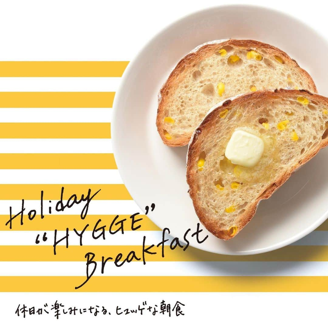 ANDERSEN アンデルセンさんのインスタグラム写真 - (ANDERSEN アンデルセンInstagram)「Holiday “HYGGE” Breakfast. 〜休日が楽しみになる、ヒュッゲな朝食〜 . 平日は時短になりがちな朝食も、 休日にはゆっくりと、ヒュッゲに過ごしたいもの。  夏休みやお盆休みがある8月は、家族で集まったり、親しい友人やお仲間と過ごす機会が増える時期ですね。  いつもの朝食にひと手間加えたり、 特別なパンを用意したり、 テーブルセッティングにこだわったり…  休日の朝食が楽しみになるような商品やアイデアをご用意して、皆さまの暮らしに“ヒュッゲ”をお届けします。  HYGGE（ヒュッゲ）とは、「人と人とのふれあいから生まれる、温かな居心地のよい雰囲気」という意味のデンマーク語🇩🇰です。 . #アンデルセン #アンデルセンのパン #ファーマーズブレッド #とうもろこしのパン #北海道 #十勝 #北海道十勝産 #ゴールドラッシュ #とうもろこし #🌽 #パン #ベーカリー #パン #休日が楽しみになるヒュッゲな朝食 #朝食 #ブランチ #ヒュッゲ . #andersen #bread #bakery #cornbread #hygge #holiday #breakfast #morning」8月1日 8時27分 - andersen_official_jp