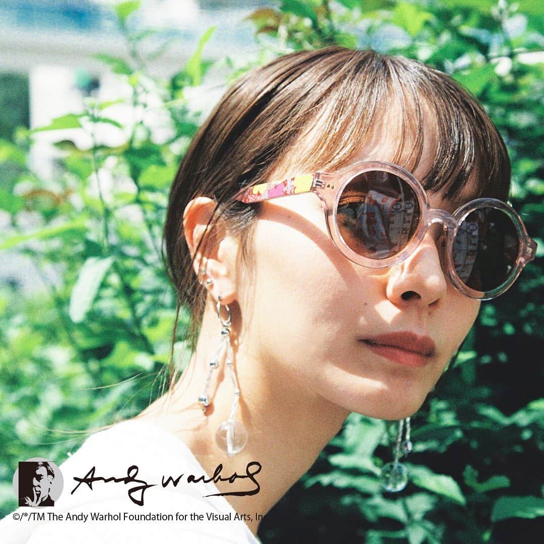 Zoff Officialのインスタグラム：「“I’M ANDY WARHOL”~Silkscreen~ / ZA181G11-20A1 @0904.erika  ウォーホルのアイコニックなアートワークをモチーフとしたシリーズ。 ひときわ目を引く華やかな色とデザインは、マンネリになりがちなコーディネートの差しアイテムとしてもおすすめ。 #Zoff #FASION #eyewearstyle #メガネ #ゾフ女子 #Zoffコーデ #JR恵比寿駅 #恵比寿 #東京 #tokyo」