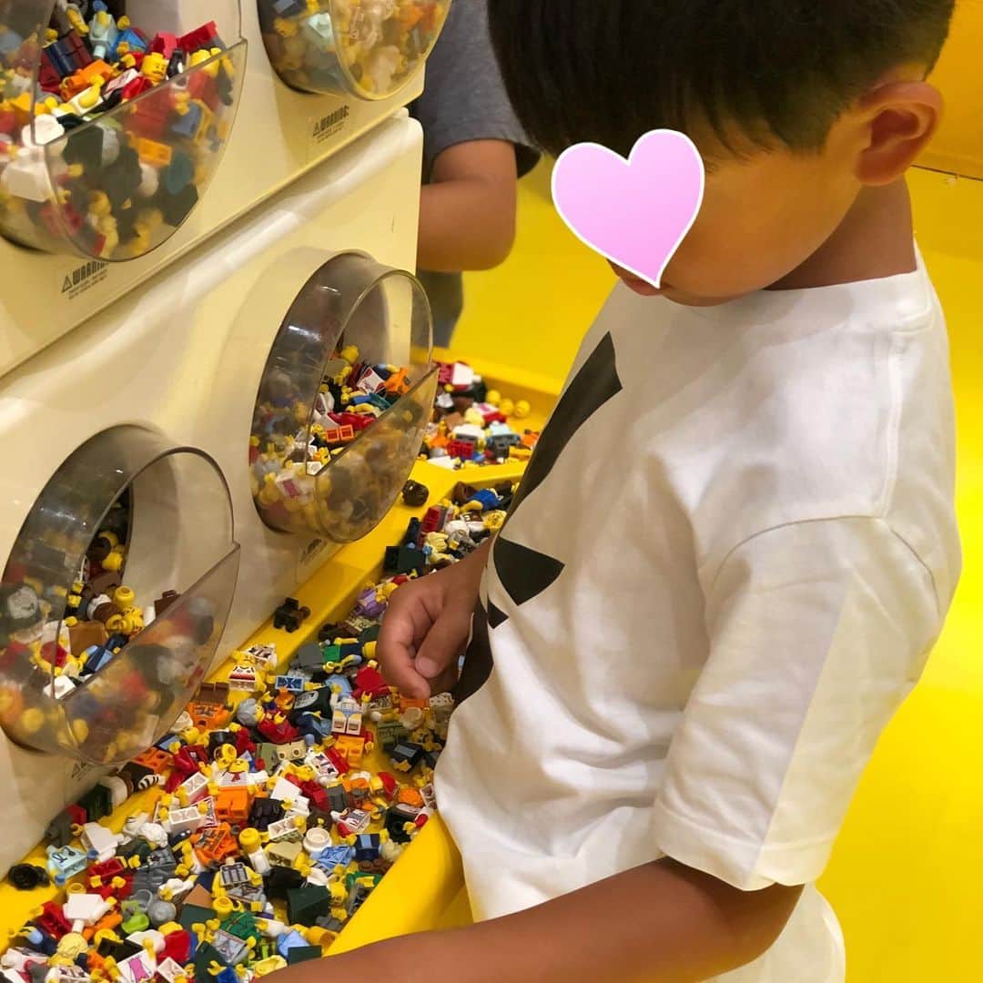 芝本裕子さんのインスタグラム写真 - (芝本裕子Instagram)「ハワイでの息子シリーズ😍 靴売り場の鏡で、みんなこうやって見てるよね！だって😂よく見てますね〜 そして、大好きなLEGOでは日本になさそうなものをチョイスして買い、やっぱり店内でLEGOやりだすと止まらず… #bltsteak では、息子にはヒレ肉を選んだら、一丁前に自分のだけ小さいと言い出してみたり😂 ハワイでもお世話になりまくった、つるとんたん！ そして、自分でカスタマイズしたビーチサンダルにご満悦😍  そんなこんなのプール以外の息子のハワイ生活でした💕  #ハワイ備忘録 #hawaii #ハワイ #shiba_u」8月1日 8時33分 - yukoshibamoto