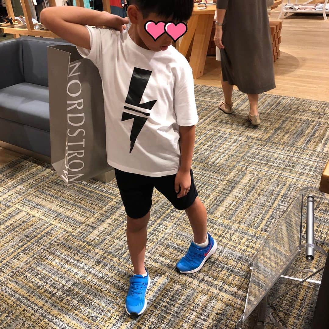 芝本裕子さんのインスタグラム写真 - (芝本裕子Instagram)「ハワイでの息子シリーズ😍 靴売り場の鏡で、みんなこうやって見てるよね！だって😂よく見てますね〜 そして、大好きなLEGOでは日本になさそうなものをチョイスして買い、やっぱり店内でLEGOやりだすと止まらず… #bltsteak では、息子にはヒレ肉を選んだら、一丁前に自分のだけ小さいと言い出してみたり😂 ハワイでもお世話になりまくった、つるとんたん！ そして、自分でカスタマイズしたビーチサンダルにご満悦😍  そんなこんなのプール以外の息子のハワイ生活でした💕  #ハワイ備忘録 #hawaii #ハワイ #shiba_u」8月1日 8時33分 - yukoshibamoto