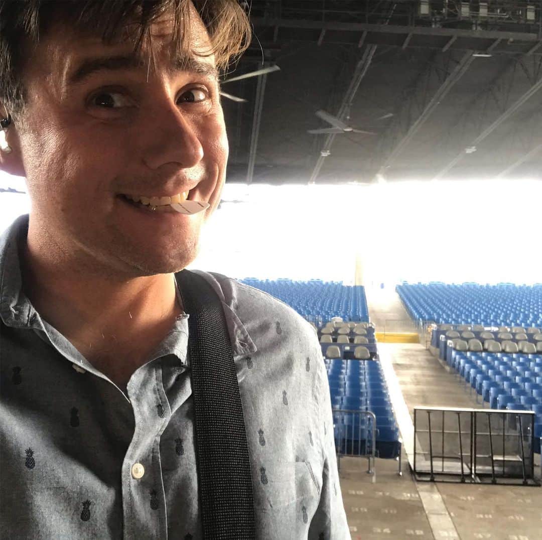 ジム・アドキンスのインスタグラム：「Arizona!!! Back again to the big venue!」