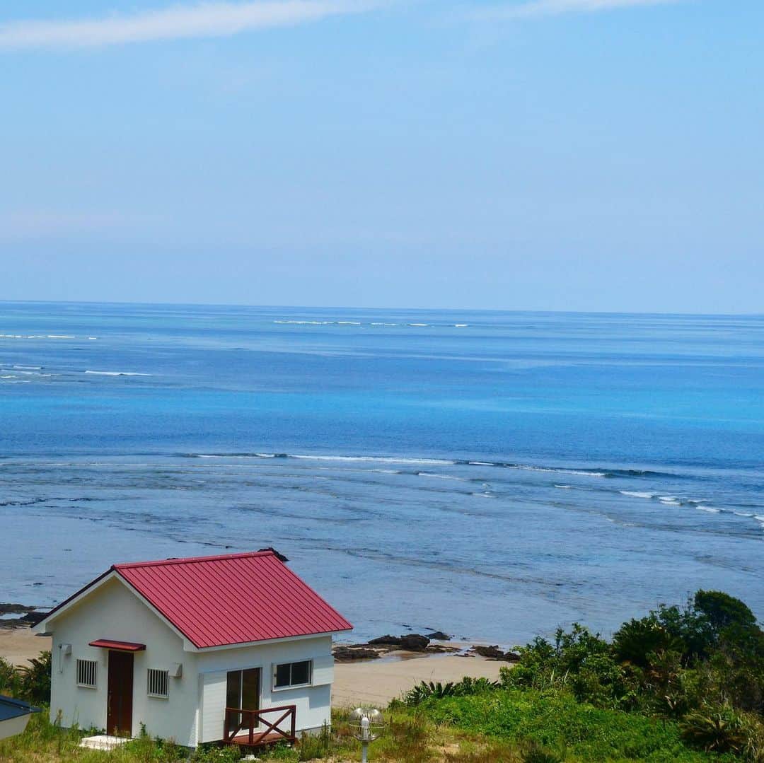 のインスタグラム：「Low tide🌊  #奄美大島 #amamioshima #surftrip #surfing #surfinglife #beachlife  一人旅の最後に撮影。干潮でリーフが見えてるがすごいロケーションの家。次の島旅は一ヶ月後に今年二回目の種子島。」