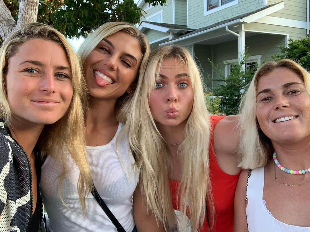 ニッキ・バン ダイクのインスタグラム：「💜💜💜💜 gaaaaaang 🇺🇸🇺🇸🇺🇸🇺🇸」