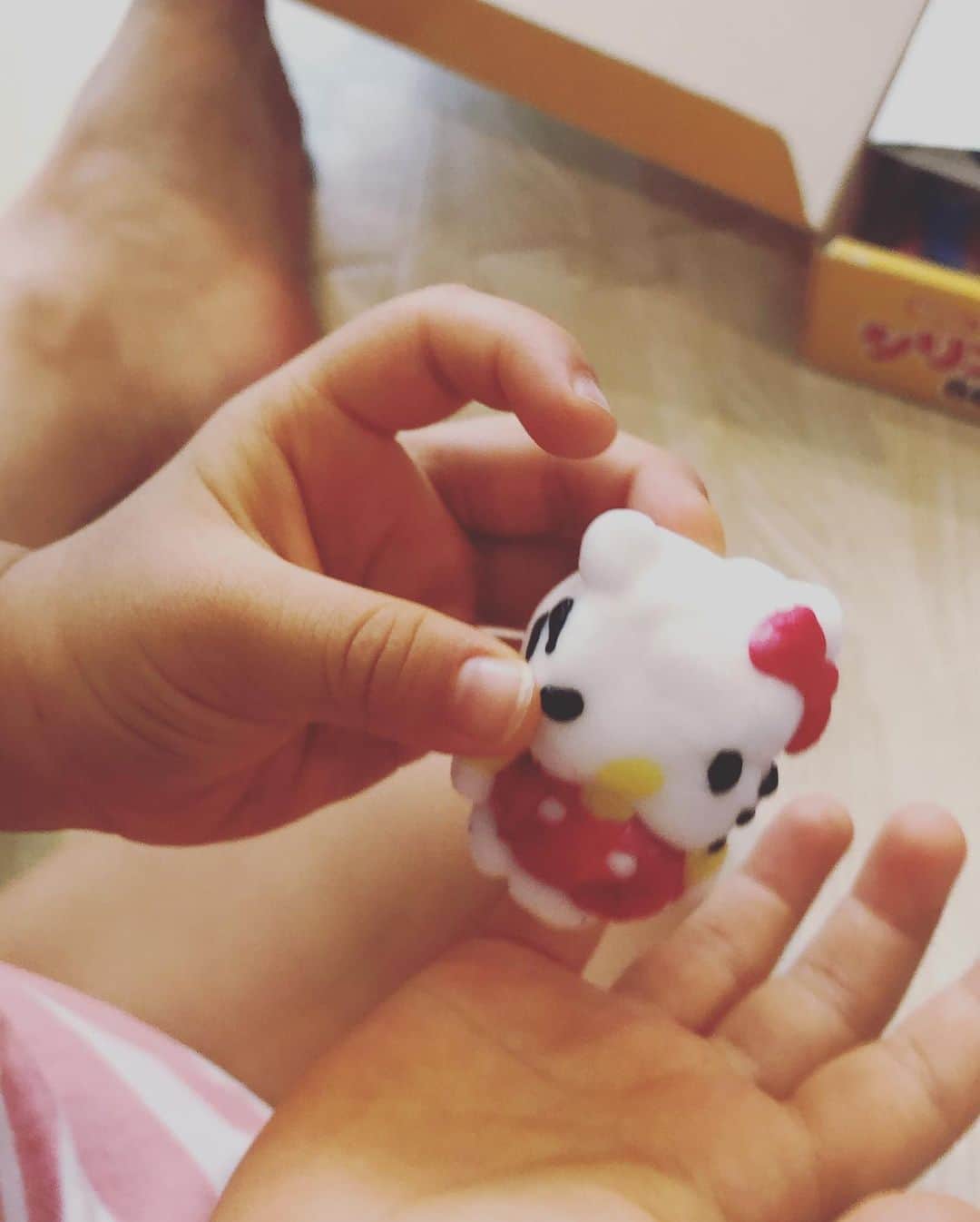 犬山紙子さんのインスタグラム写真 - (犬山紙子Instagram)「作ってと言われて作ったひしゃげたキティ 大好きーと握りしめるので愛を受けるたびひしゃげる運命です 今はもう床に放置されています🎀」8月1日 8時48分 - inuyamakamiko