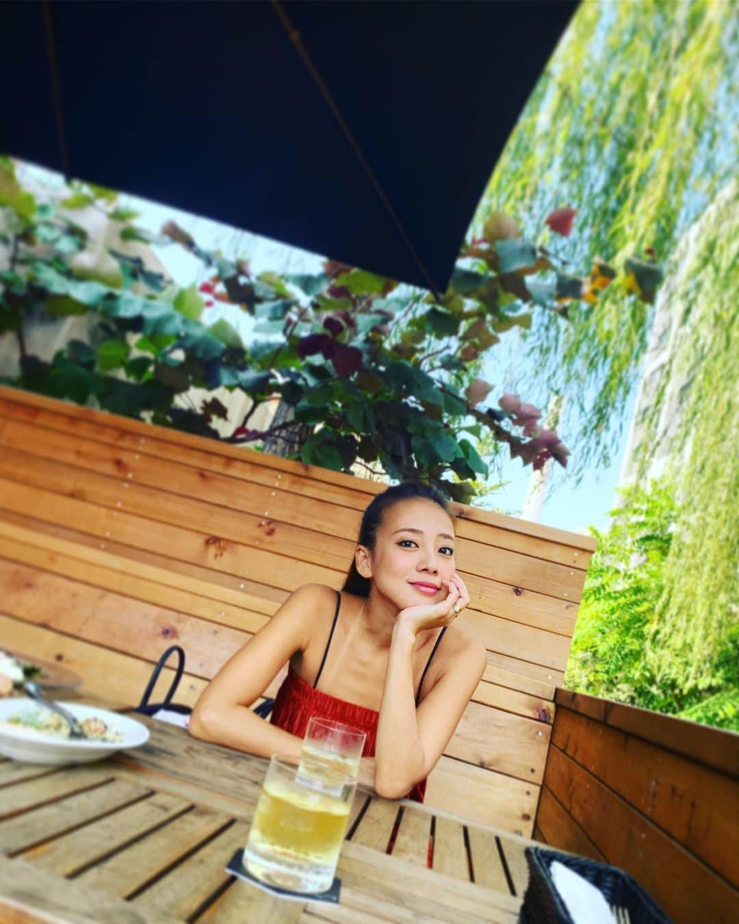 あびる優さんのインスタグラム写真 - (あびる優Instagram)「8月スタート😋✨ 長かった梅雨が明けたと思ったら毎日暑くて溶けてしまいそう。。🤪💦 夏らしい事したいなっ🧚🏻‍♀️🏄‍♀️👙👘🍧🌻 3枚目、、そう私は左にだけエクボがある。 （どうでもいい話。笑）#gm#august#summer#sunnyday#8月#夏#真夏#晴天#テラス#気持ちいい」8月1日 8時51分 - yuabiru74