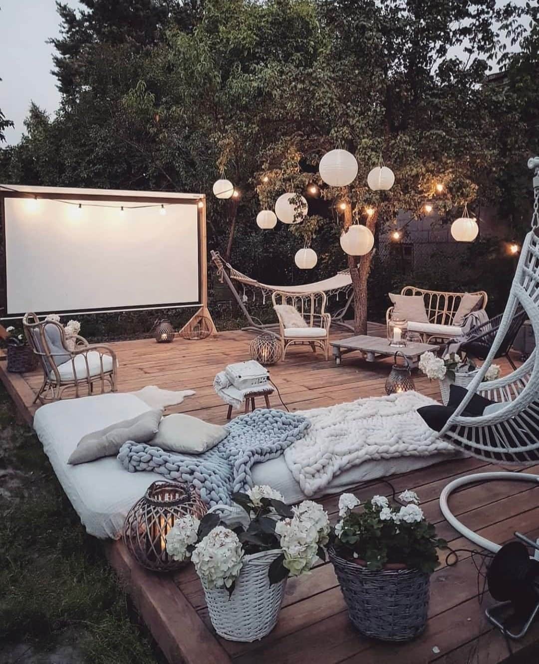 チェイサーのインスタグラム：「summer backyard goals😍 @chaserbrand @marzena.marideko #chaserbrand #pinterestgoals #summergoals #summerbackyard」