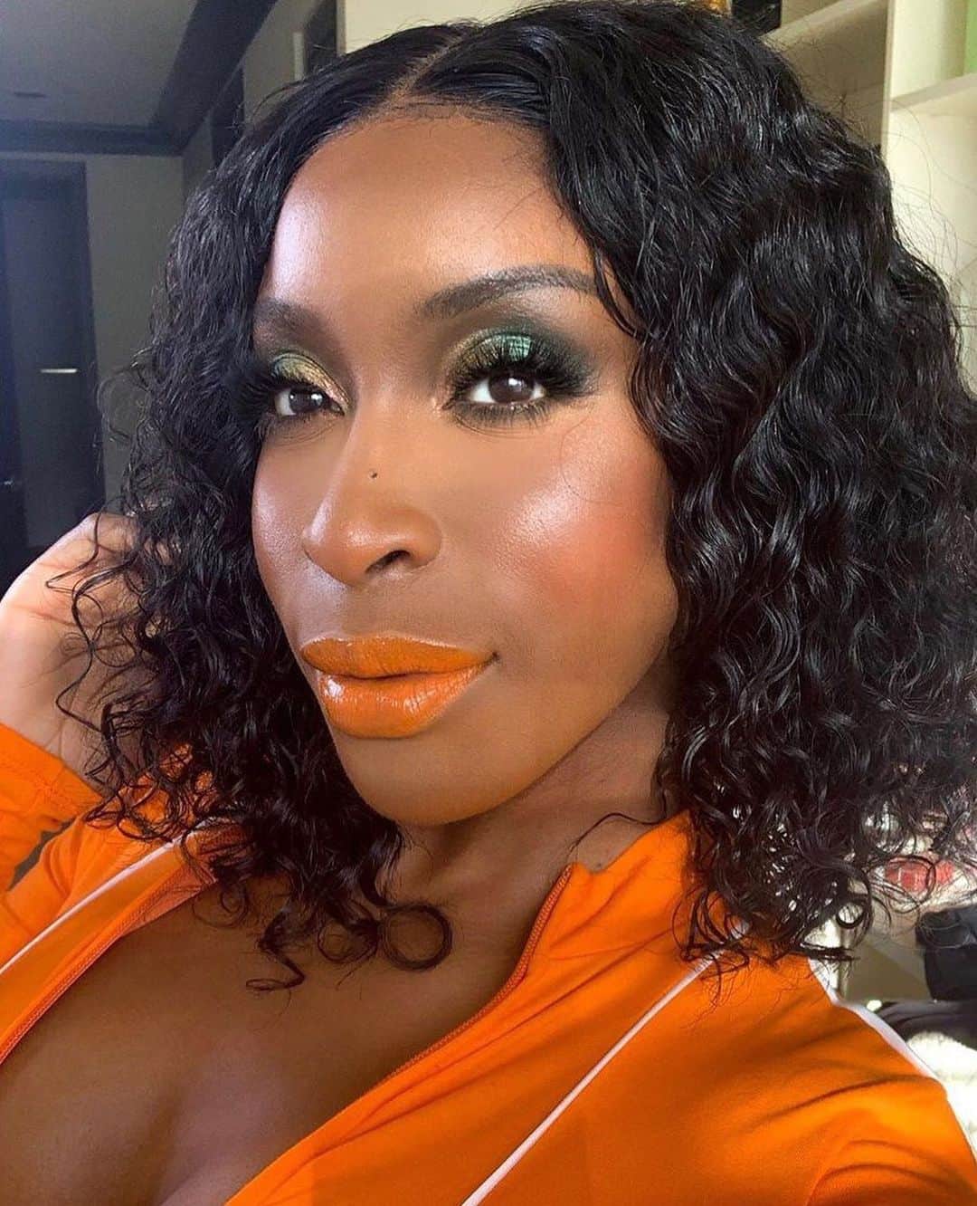 Too Facedさんのインスタグラム写真 - (Too FacedInstagram)「This look is 🔥🔥 #regram @jackieaina Looking peachy, refreshed, hydrated, and moisturized 😍 🍊 wearing @toofaced Born This Way Super Coverage Concealer (I wear shade Chestnut to highlight and Sable to contour). #tfbornthisway #toofaced」8月1日 9時01分 - toofaced