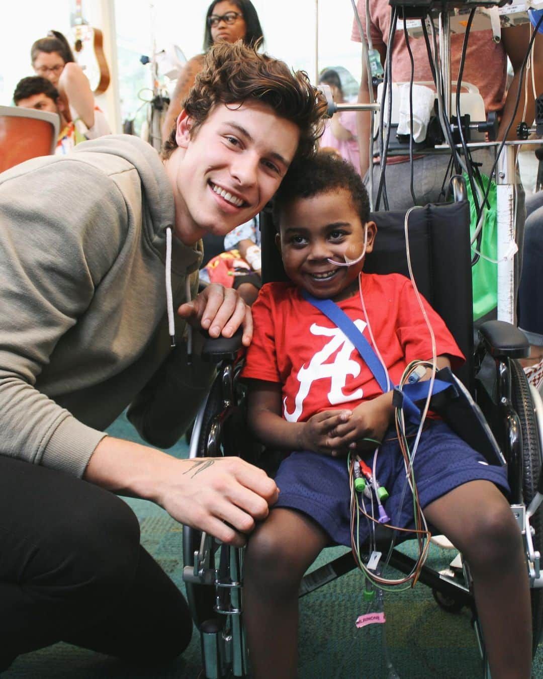 ライアン・シークレストさんのインスタグラム写真 - (ライアン・シークレストInstagram)「Such an incredible day at @ChildrensATL with back-to-back visits from @ShawnMendes and @AlessiasMusic! The kids will be wearing those smiles for a very long time. Thank you both for making this happen :)」8月1日 9時21分 - ryanseacrest