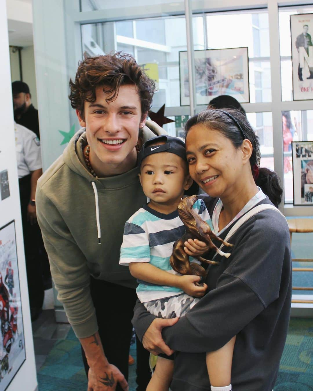 ライアン・シークレストさんのインスタグラム写真 - (ライアン・シークレストInstagram)「Such an incredible day at @ChildrensATL with back-to-back visits from @ShawnMendes and @AlessiasMusic! The kids will be wearing those smiles for a very long time. Thank you both for making this happen :)」8月1日 9時21分 - ryanseacrest