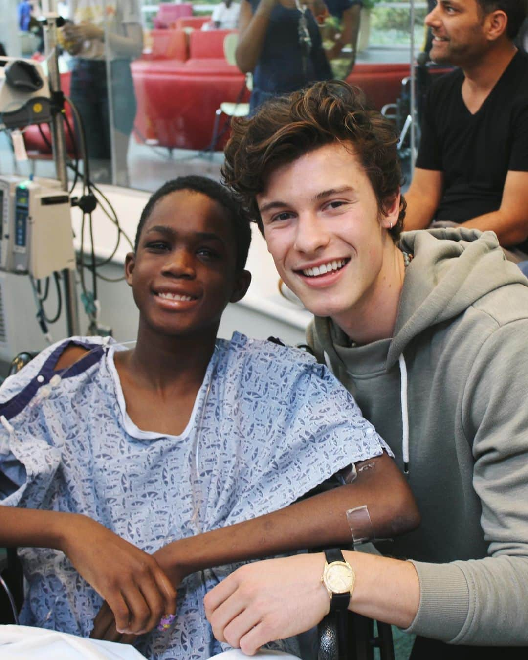 ライアン・シークレストさんのインスタグラム写真 - (ライアン・シークレストInstagram)「Such an incredible day at @ChildrensATL with back-to-back visits from @ShawnMendes and @AlessiasMusic! The kids will be wearing those smiles for a very long time. Thank you both for making this happen :)」8月1日 9時21分 - ryanseacrest