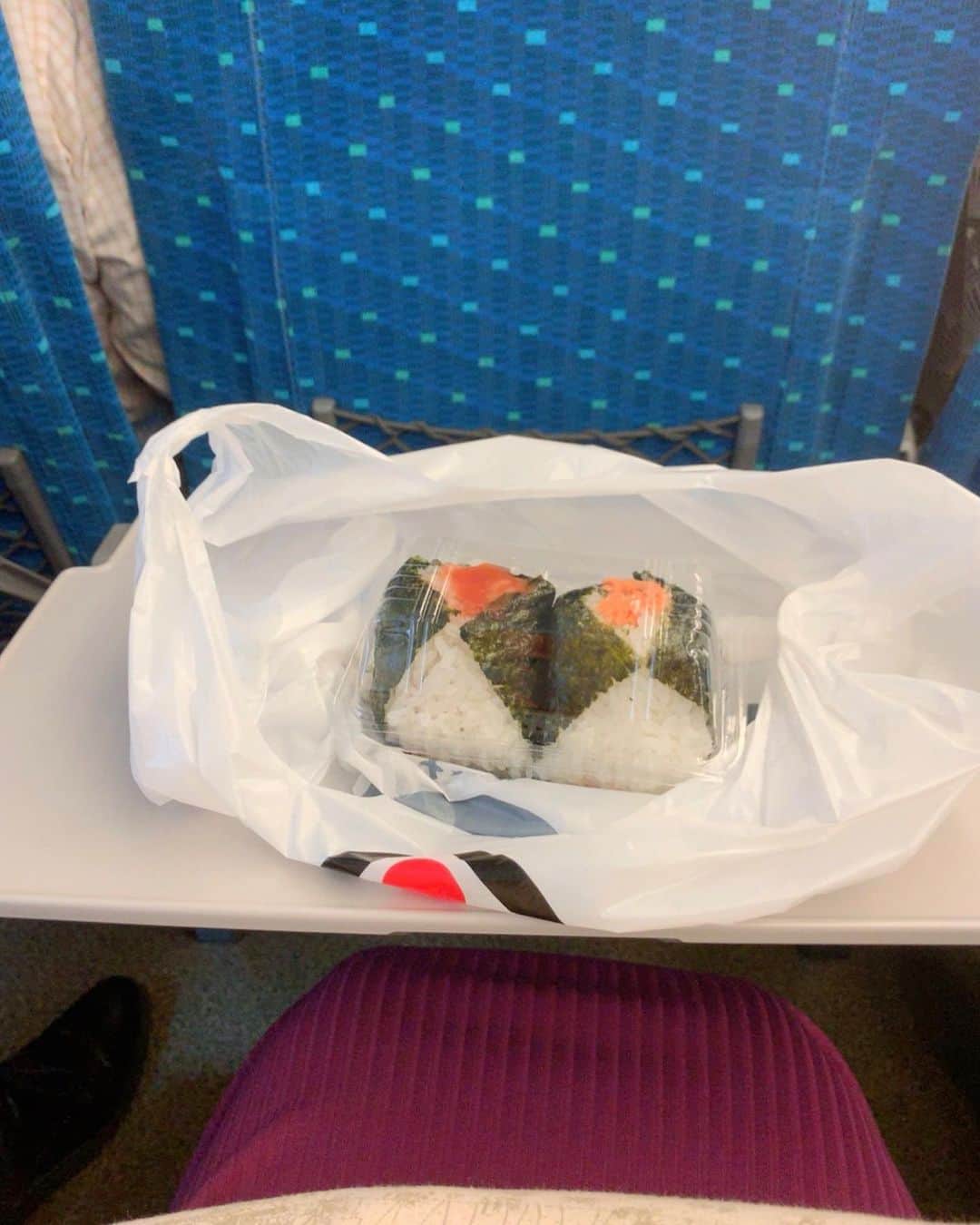 のインスタグラム：「🍙🍙 おはよう〜ございます 今日は神戸でラジオの収録です 隣の方は崎陽軒のシュウマイ弁当を食べている おいしそう ❌シュウマイ ⭕️シウマイ」