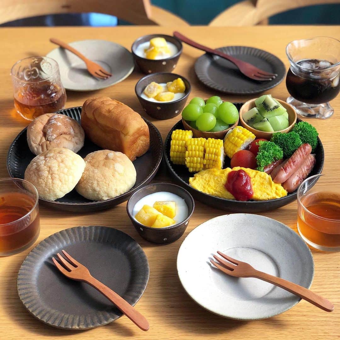 みかさんのインスタグラム写真 - (みかInstagram)「2019.8.1  おはようございます  今日のあさごはんは * ・パン盛り合わせ ・オムレツ、ウインナー ・とうもろこし ・シャインマスカット、キウイ ・マンゴーヨーグルト  coronさんのパン色々を みんなで。 ミニ食パンみたいなのは ブリオッシュでほんのり甘くて 美味しい😋 *  いつも使わせてもらってる 器のオンラインショップの うちるさん @y.uchill で 8/3より うちる夏のWEB陶器市が 始まりますー！！ * ☆うちる夏のWEB陶器市 うちるの人気作家さんの作品が集まる、 WEB上の陶器市イベントです。 * 【開催日】 8月3日（土）～8月9日（金） * 【参加作家さん】 村田亜希、辻本路、前田葉子、一翠窯、栗原志歩、市野耕、直井真奈美、工房ことりの *  と、人気作家さんたちの 器が暑い暑い夏に涼しいお家にいながらにして買えちゃいます✨ *  うちるさんのwebショップに 並ぶ器がツボ過ぎてこれまで 何度も利用させてもらってます。  今日も真ん中の大きな器（アトリエキウトさん）と取り皿の錆釉の方（古谷製陶所さん）がうちるさんで 購入した器です。 *  ほんとは実際手に取って 買いたいところながら うちるさんのページは 分かりやすい言葉で特徴が書かれ、 食卓写真も多く掲載があり、 使用イメージが 掴めるのでネットショッピングに ありがちな 思ったのと違う💦 が無く、ありがたい✨ *  web陶器市私ももちろん行きまーす！楽しみ❤︎ * 今日もがんばろう〜 *  #うちる#うちる夏のWEB陶器市#うちるフォト#あさごはん#朝ごはん#朝食#coron#朝ごパン#おうちごはん#アトリエキウト#古谷製陶所#器好き#おうちごはんlover#朝時間#朝美人アンバサダー#breakfast#morning#cooking#igersjp#locari#yutakana_syokutaku#macaronimate」8月1日 9時15分 - mikasko