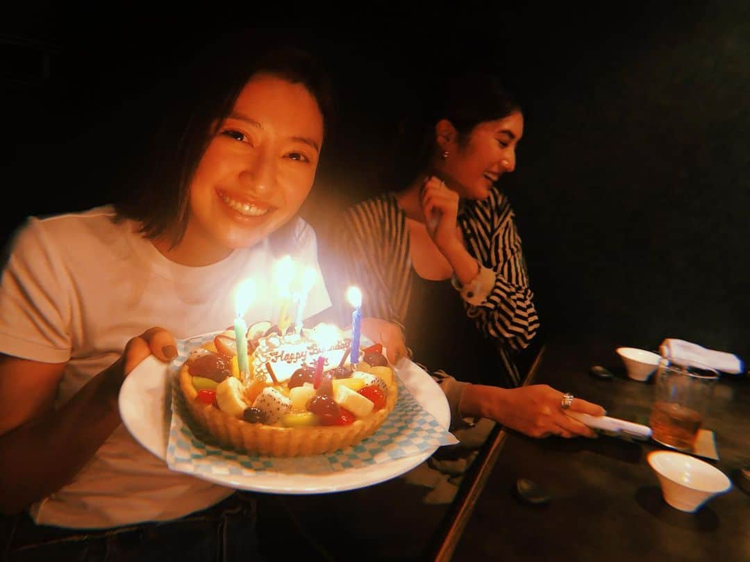 川口春奈さんのインスタグラム写真 - (川口春奈Instagram)「相方の遅れすぎたお誕生日をお祝いしました。念願の麻祐子さんにも会えて幸せな夜でした♡あずさおめでとうー♡いつもありがとう！」8月1日 9時17分 - haruna_kawaguchi_official