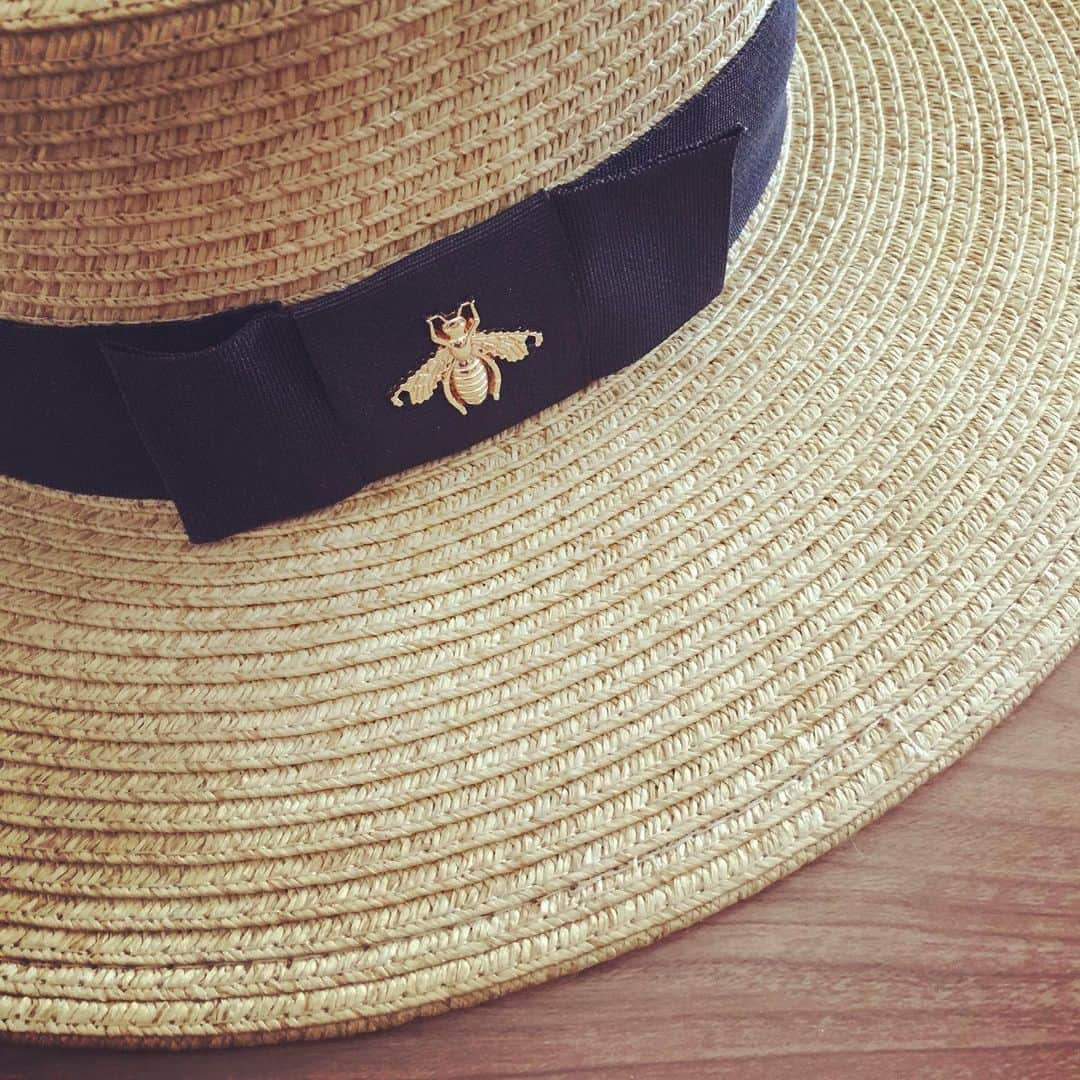 おおたうにさんのインスタグラム写真 - (おおたうにInstagram)「Straw hat (with bee🐝）/ Seoul 東大門の市場で一瞬見かけて気になってしばらくして戻ったら1000円にしてくれた🧡 ぐっち的な…( ・∇・) かなり浅くてつば広。おリボン付けようかな〜。 #今日のアクセサリー #accessory #fashion #accessoriesoftheday #strawhat #韓国ショッピング」8月1日 9時30分 - outa_uni