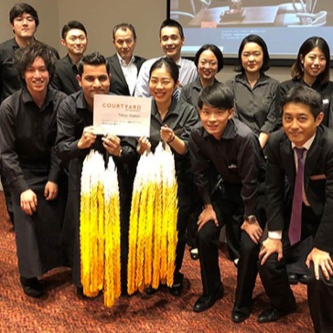 Courtyard by Marriott Tokyoのインスタグラム：「We made 1000 Origami Cranes to pray for Peace Memorial Ceremony in Hiroshima Aug. 6th 2019 2019年8月6日広島の平和記念式典に向けて、ホテルのアソシエイトみんなで千羽鶴を作り送りました。#marriottrewards #hiroshima #courtyard #marriott #tokyostation #kyobashi #ginza #千羽鶴 #origami #折り紙 #広島」