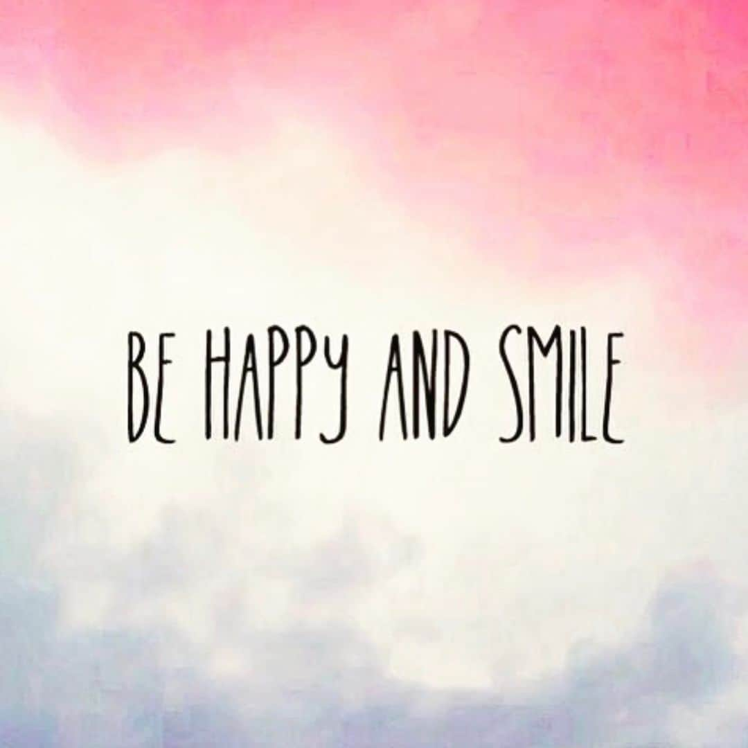 Nargis Fakhri さんのインスタグラム写真 - (Nargis Fakhri Instagram)「Or Smile & Be Happy. You can change the way you are feeling just by raising you hands up to the sky, take a deep breath and put a smile on. It really works . Try it 😀」8月1日 9時30分 - nargisfakhri