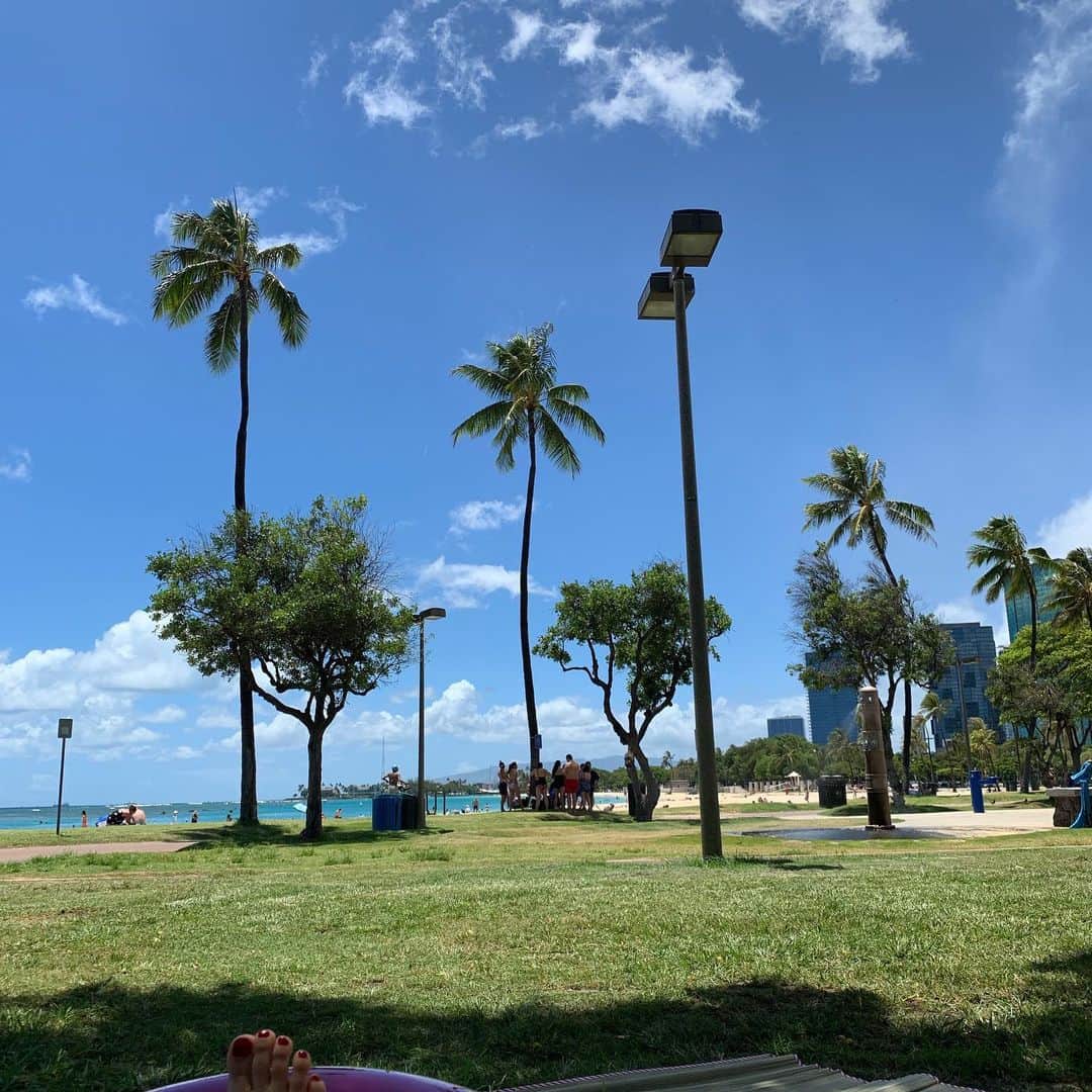 吉村美紀のインスタグラム：「hawaii ! まずはアラモアナビーチでのんびり〜^_^ くまちゃんも日焼けしてる！ #hawaii#アラモアナビーチパーク」