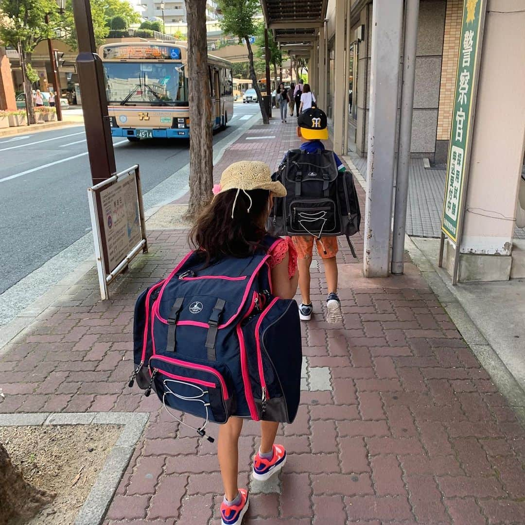 森上亜希子さんのインスタグラム写真 - (森上亜希子Instagram)「今日から2泊3日でキャンプに参加する子供達⛺️ 年中さんの娘にとっては初めてのキャンプ。 バイバイする時に泣くかなぁと思ったけど、泣くどころか笑顔いっぱいで出発しました。 逞しい娘。 きっと、一回りもふた回りも成長して帰ってくるんだろうな。  楽しんできてね〜！！ #小2 #年中さん #兄妹 #初めてのキャンプ #楽しんでね #2児のママ  #テニス #tennis #tennisplayer」8月1日 9時38分 - akiko_morigami