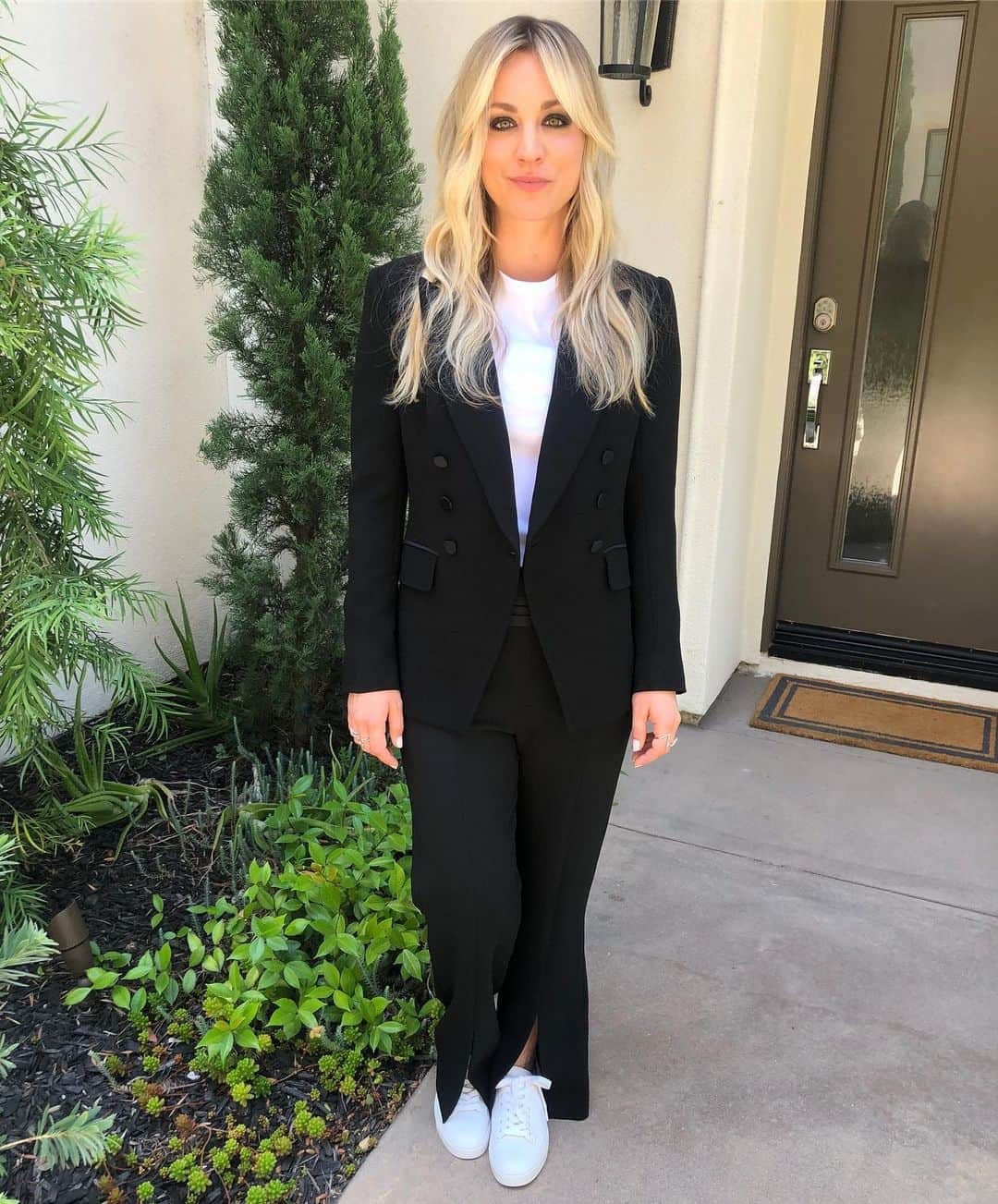 ブラッド・ゴレスキーさんのインスタグラム写真 - (ブラッド・ゴレスキーInstagram)「One thing you should know about @kaleycuoco is that she loves sneakers with suits....and dresses....and gowns (if I would let her) and we adore her for it! Love you KC! suit @jonathansimkhai tee @jbrandjeans sneaks @thefryecompany 💄 @jamiemakeup 💁🏼‍♀️ @christinesymondshair #styledbyBG & @daniela_viviana」8月1日 9時38分 - bradgoreski