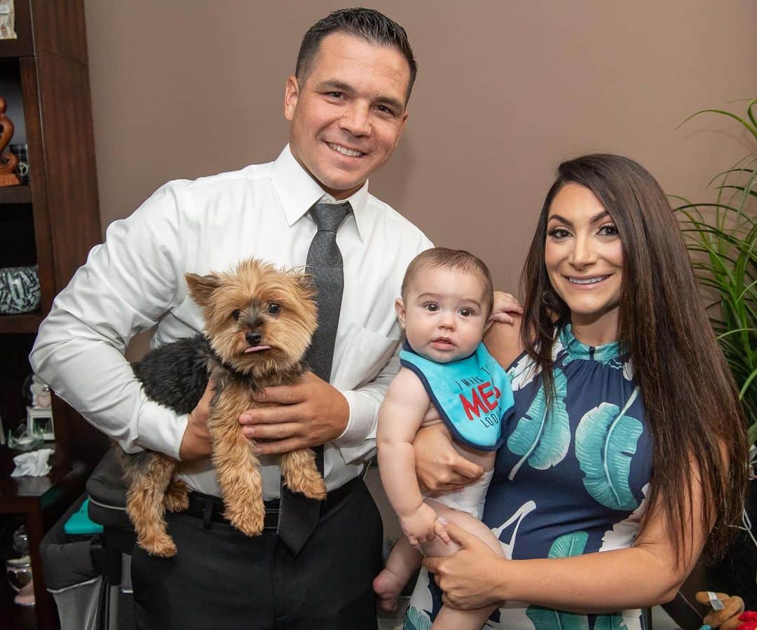 ディーナ・ニコール・コルテーゼのインスタグラム：「Family photo ❤️ 👩🏻👦🏻👶🏻🐶」