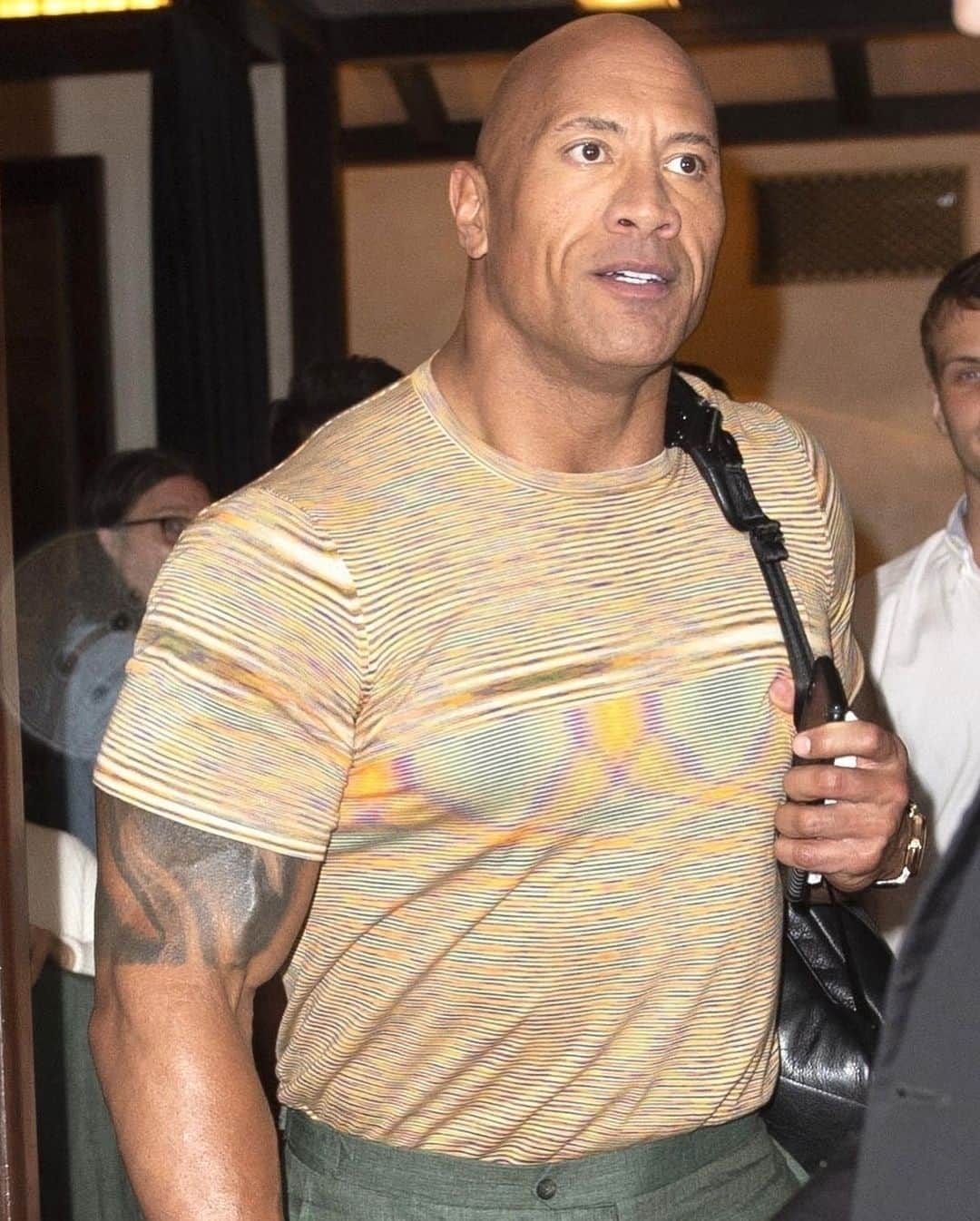 Just Jaredさんのインスタグラム写真 - (Just JaredInstagram)「@therock steps out to do more @hobbsandshaw promo! Head to JustJared.com for the latest movie news. #DwayneJohnson #TheRock #HobbsAndShaw Photos: Backgrid」8月1日 9時41分 - justjared