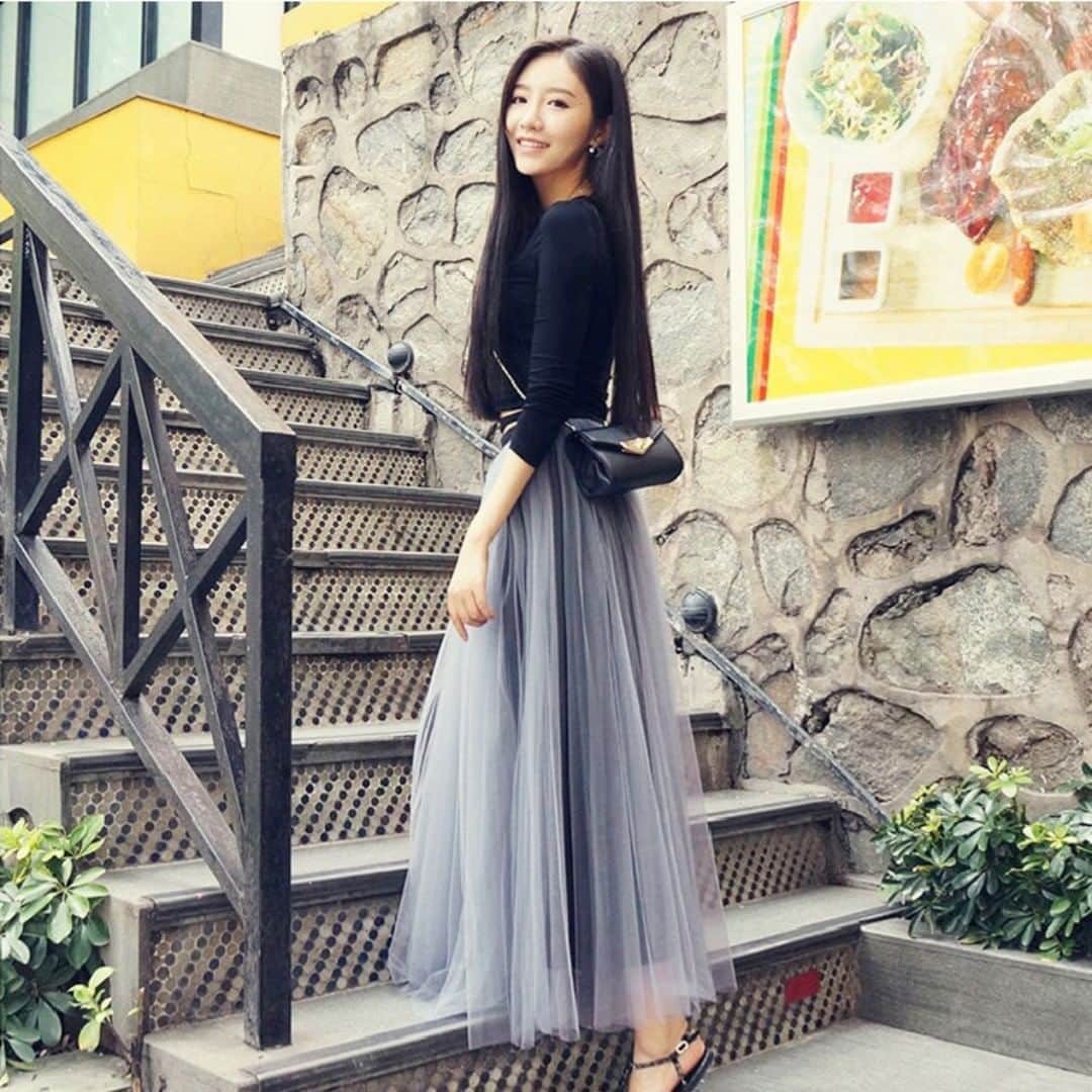 maison de LATIRのインスタグラム：「ふんわりチュールが大人上品なシルエットのロングスカート。 すとんと落ちるロングラインがフェミニン度をアップ。 トップスはTシャツ等でカジュアルに、きれい目でフェミニンに仕上げてもOK。 エアリー感のある素材がちょうどいい甘モード感を引き出します。 . お求めはコチラから▼▼ @maison_de_latir #maison_de_latir #https://shop-list.com/women/brand/maison-de-latir/」