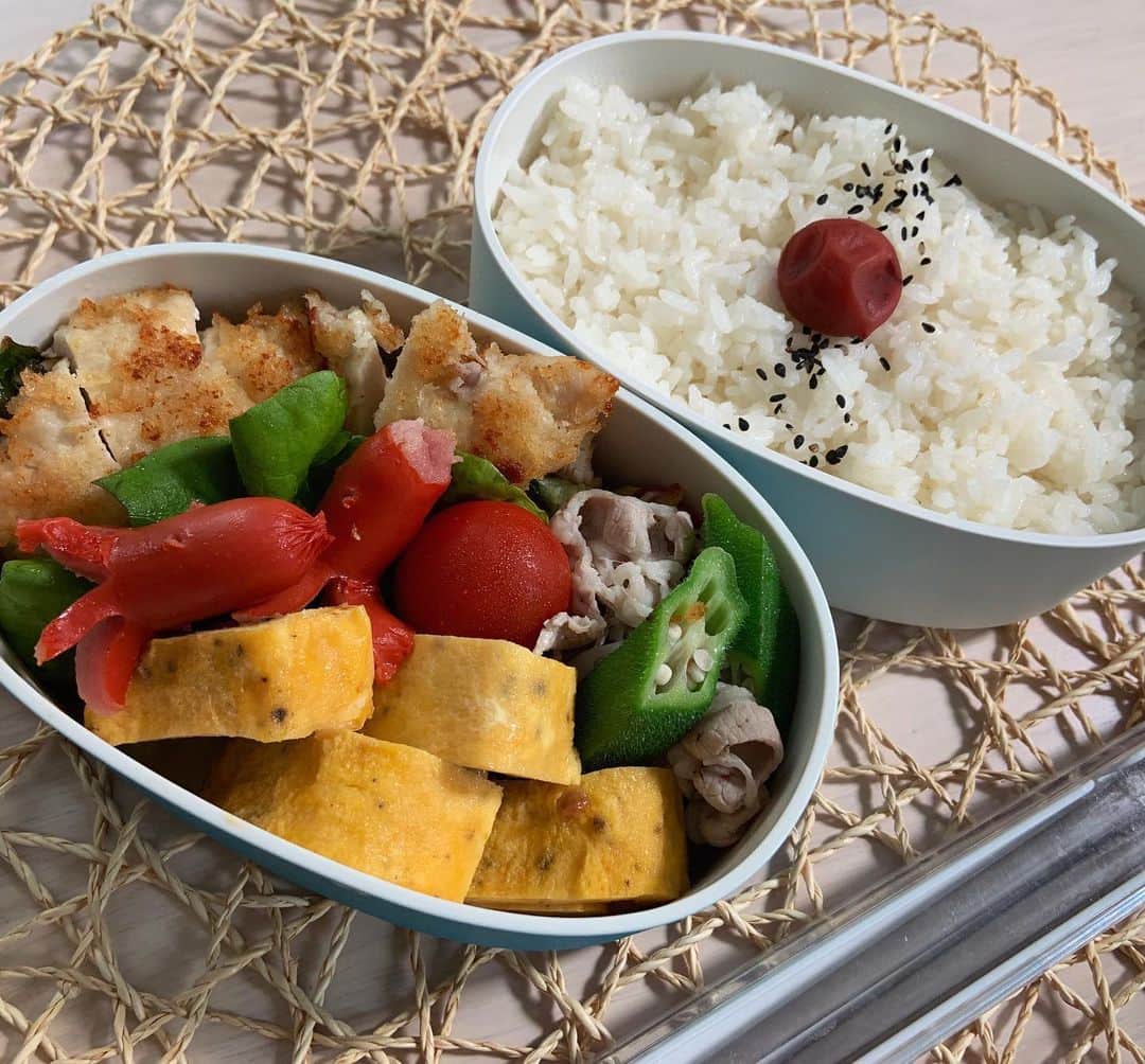 本田しおりのインスタグラム：「#今日のお弁当  #ササミ紫蘇梅肉チーズフライ#納豆入り卵焼き#タコさんウインナー🐙#豚しゃぶオクラサラダ🥗  #お弁当 #本田弁当 #旦那さん弁当 #神ちゃん弁当  #神弁」