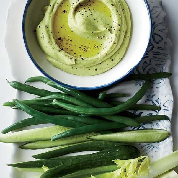 Food & Wineさんのインスタグラム写真 - (Food & WineInstagram)「Happy #NationalAvocadoDay from us and this bowl of avocado hummus. 🥑 Recipe linked in our bio. 📷: @chwhat」8月1日 9時49分 - foodandwine