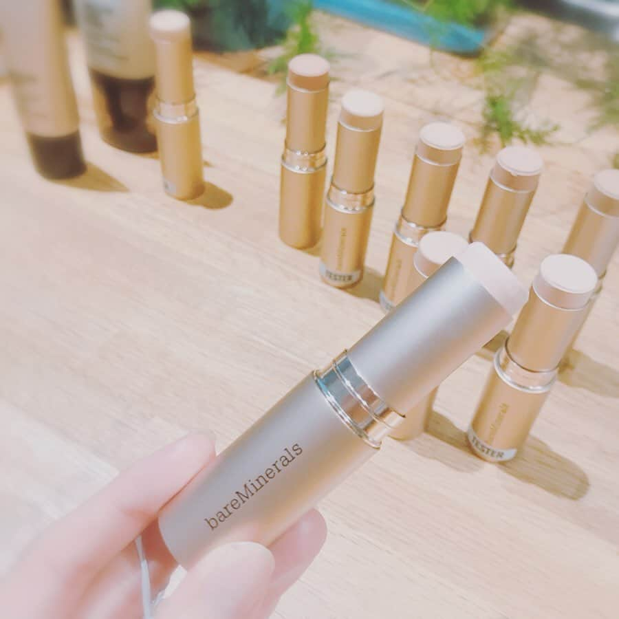 真坂美帆さんのインスタグラム写真 - (真坂美帆Instagram)「★コスメ★ おともだちに誘っていただいて、bareMineralsの発売イベントへ。 彼女と一緒に、ベアミネラルのスタッフさんたちにメイク直しをしてもらうのも楽しかったです！ このスティックファンデーションは、「お直し」や「コンシーラー」としても使えるので、メイクの上からでも厚くならず、しっとりしつつも軽いのがスゴイっ💕 ・ こういう場所に行くと美容やコスメがもっと好きになりますね🧸✨ ・ モデルのヘイリー・ビーバーさん（ジャスティン・ビーバーさんの奥様）も、チラリとしか見られなかったけど、すごくキレイでした♡ ・ わたしも、おしごとに美容に、がんばろー✨ ・ #bareminerals #cosmetics #beauty #haileybieber #ベアミネラル #みずごこちファンデ #スティックファンデーション #crスティックローンチイベント #ベアミネラルcl #コスメラウンジ #クリーンビューティ #ビジョビ #おともだち #コスメ #PR」8月1日 9時52分 - miho.sakurazaka_mii