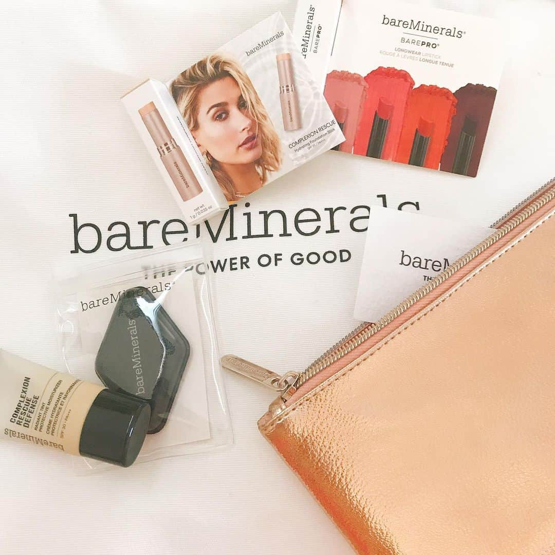 真坂美帆さんのインスタグラム写真 - (真坂美帆Instagram)「★コスメ★ おともだちに誘っていただいて、bareMineralsの発売イベントへ。 彼女と一緒に、ベアミネラルのスタッフさんたちにメイク直しをしてもらうのも楽しかったです！ このスティックファンデーションは、「お直し」や「コンシーラー」としても使えるので、メイクの上からでも厚くならず、しっとりしつつも軽いのがスゴイっ💕 ・ こういう場所に行くと美容やコスメがもっと好きになりますね🧸✨ ・ モデルのヘイリー・ビーバーさん（ジャスティン・ビーバーさんの奥様）も、チラリとしか見られなかったけど、すごくキレイでした♡ ・ わたしも、おしごとに美容に、がんばろー✨ ・ #bareminerals #cosmetics #beauty #haileybieber #ベアミネラル #みずごこちファンデ #スティックファンデーション #crスティックローンチイベント #ベアミネラルcl #コスメラウンジ #クリーンビューティ #ビジョビ #おともだち #コスメ #PR」8月1日 9時52分 - miho.sakurazaka_mii