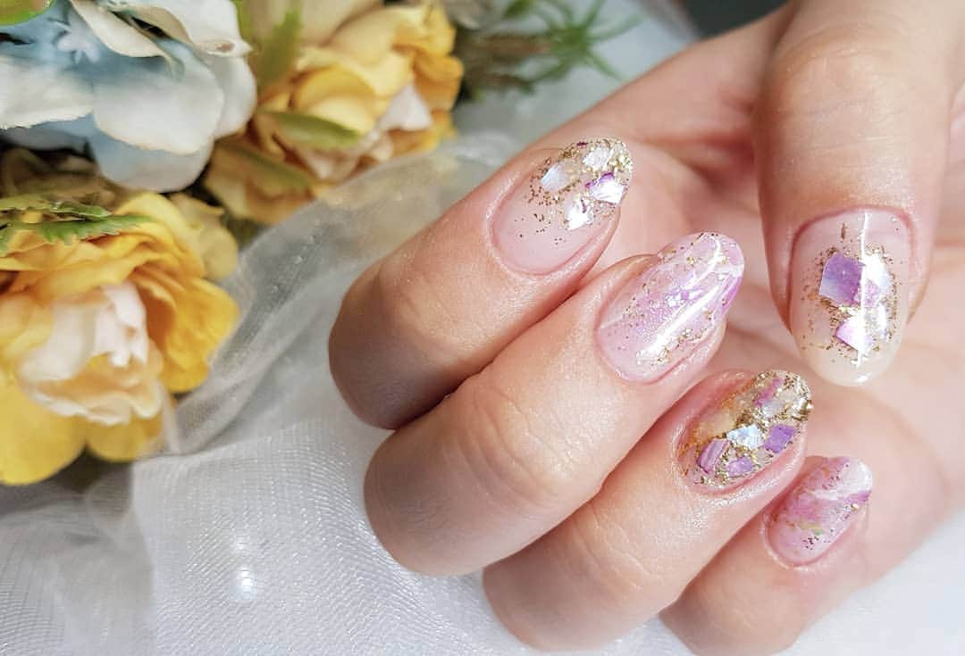 Yingさんのインスタグラム写真 - (YingInstagram)「Featuring Mirror Flake in Gold and colours from @pregelofficial, available at @nailwonderlandsg 🤗 There's an on-going promo where you get a CC cuticle oil free with ANY purchase from pregel-related brands!  Booking priority will be given to my regular customers/customers who have come to me before/new customers referred by my regular customers. Thank you to everyone who likes my work 🙏 if you need your nails done, please consider booking other artists at @thenailartelier instead ❤  #ネイルデザイン  #ネイルアート #ネイル #ジェルネイル #nailart #네일아트 #pregel #プリジェル」8月1日 9時57分 - nailartexpress