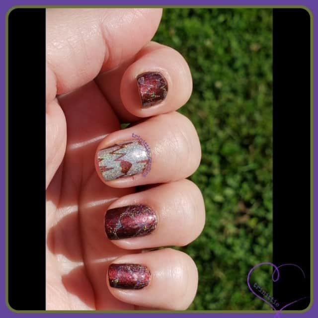 Jamberryのインスタグラム：「Brenda wanted to recreate the nail wrap Love Spell using lacquers and a nail art stamping plate 🙌🏼 She used the retired lacquers That Glow Tho and Lust with smoothing base coat under everything and TruShine Gel base & Top coat over the colors for durability 💅🏼So creative! 📷 Photo courtesy of @trinittie_smrfina」