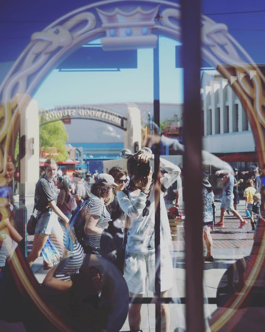 朝風れいさんのインスタグラム写真 - (朝風れいInstagram)「California Adventure🌴🎡🌴 ・ ・ 浮かれた格好して、真剣に写真撮る人🙋‍♂️ ・ ・ パークの中を、カメラとレンズ3つと、ペットボトル2〜3本持って毎日歩き回る。 しかも、iPhone内蔵の歩数計によると、毎日2万何千歩… 日本にいる時より、野菜食べれず脂質糖質に偏った食事してても、痩せるわけだ٩( ᐛ )و笑笑 ・ ・ さて！今日から8月✨ 夏本番！！！！🌈🌺🌴 暑さ対策万全にして、元気に夏を過ごしましょ\(❁´∀`❁)ﾉ ・ ・ ・  #hello #august #8月 #welcome #anaheim #california #la #losangeles #anaheimdisney #disneylandcalifornia #disneyland #magickingdom #californiaadventure #アナハイム #カリフォルニア #ディズニーランド #アナハイムディズニー #カリフォルニアアドベンチャー #ilovedisney #disneygram#disneyinsta #canon #eos5dmarkiv #eos5dmark4  #ディズニーカメラ隊」8月1日 10時02分 - rei.wd