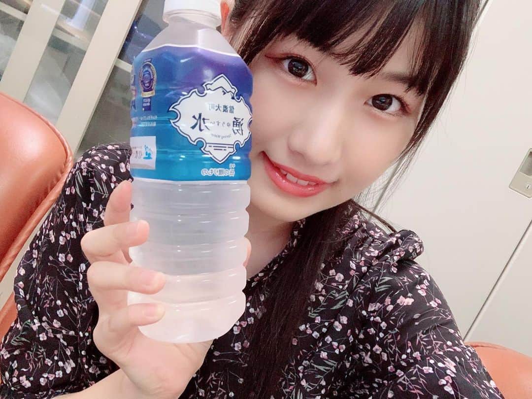 高橋彩香のインスタグラム：「今度舞台をさせて頂く大町市の美味しすぎるお水。大町に来た際にはぜひ💧  #大町 #さやりん #髙橋彩香」