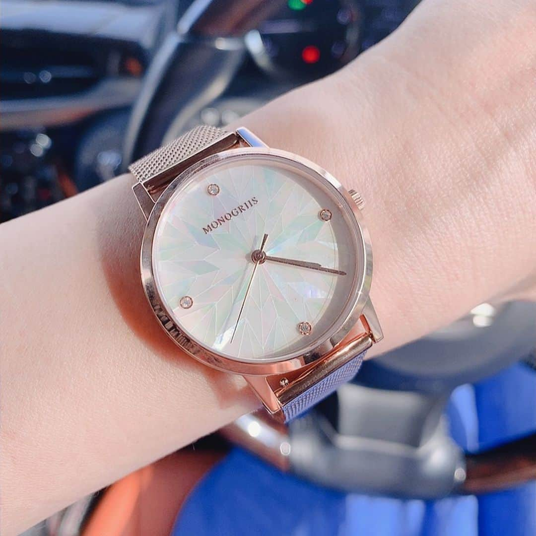 ukkyonkyonさんのインスタグラム写真 - (ukkyonkyonInstagram)「@monogriis_jp  の時計 ⌚️ 文字盤が 本物の マザーオブパール仕様で お花のガーベラをイメージした幾何学模様になってて 角度変えるとキラキラして✨✨🤩めちゃ可愛い💕✨🥰(2枚目動画)  #  ベルトもワンタッチで変えられるみたいで 皮のベルトも検討中⌚️友達が持ってるけどソフトレザーで着け心地いいらしい💕💕⤴️🥰 #  #女っぽ 度数上がる時計⤴️💕🥰 もちろんメンズがしても 素敵だと思う😝💕💕 #  #腕時計 #時計#時計好きな人と繋がりたい #monogriis #モノグリース #マザーオブパール #キラキラ#時計好き #時計怪獣集まれ #時計好きと繋がりたい #watch #watchfam #watchs」8月1日 10時21分 - ukkyonkyon