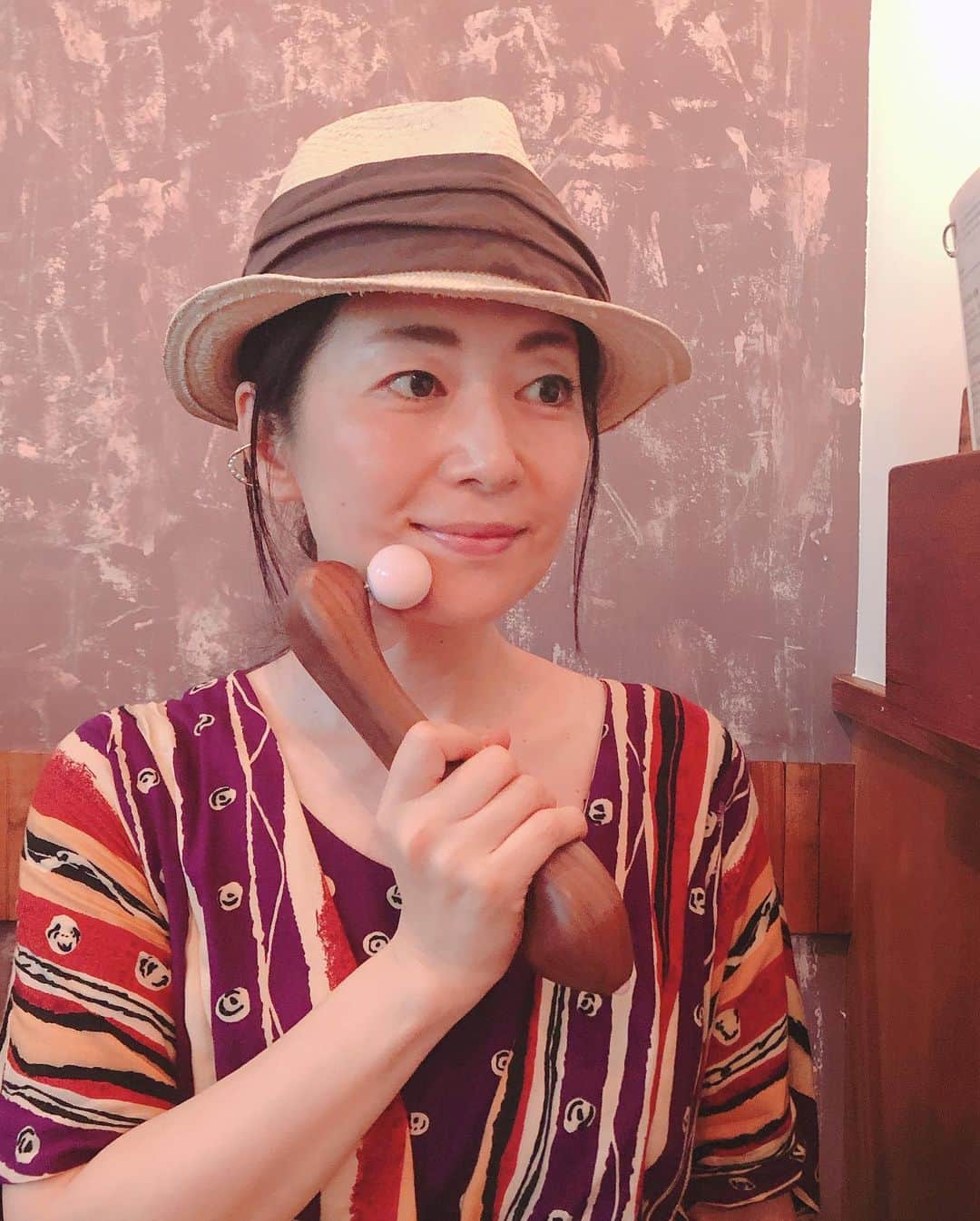 田中美里さんのインスタグラム写真 - (田中美里Instagram)「昨日の製作発表の後、あやちゃんとお茶。 購入したい！と頼まれていたルーヴルドーの美顔器を渡しに。  今日から8月になったのでご報告。 このInstagramでも宣言してたんですが、ルーヴルドーアンバサダーとして7月1日からルーヴルドーの基礎化粧品や美顔器を使ってどう変わるかを自分でやってみました！ どんなに疲れても朝晩ちゃんと休まず毎日お手入れしました。（以前は疲れるとついサボってしまっていた私。） たった一カ月ですが、顔が引き上がり顎のラインがすっごく綺麗に出るようになりました。 40代、体重を落としても顔を見て重力にはやっぱり負けるなぁと思っていたんですが、ちゃんと続けてやれば効果あるんだなぁと自分でも驚いています。 もちろん10代20代のようにはいきませんが、私は皺も美しさの一つだと思っているので、自分の肌をいたわってあげて40代としての美しさを目指していきたいなと思います。そのためには内面も必要ですよね。 今回はざっくりのご報告ですが、一つ一つどうよかったかルーヴルドーの商品の魅力をお伝えしていきますね。 愛用して7.8年くらい。 改めて良さを実感しています。  あと、ルーヴルドーは商品の良さをお伝えするために、講習を受けているお取り扱い店でしかご購入できません。興味のある方や詳しく知りたい方は公式HPでお近くのお店を検索してお買い求め下さいね。  amazonや楽天などサイトで気軽に買えるものは正規品でない可能性がありますのでお気を付け下さい。  Instagramなのに長文失礼しました。  #江藤あや ちゃん @ayayakko19  #美容 #健康 #ルーヴルドー #ルーヴルドーアンバサダー #興味のある方は @louvredo_official」8月1日 10時18分 - misatotanaka77