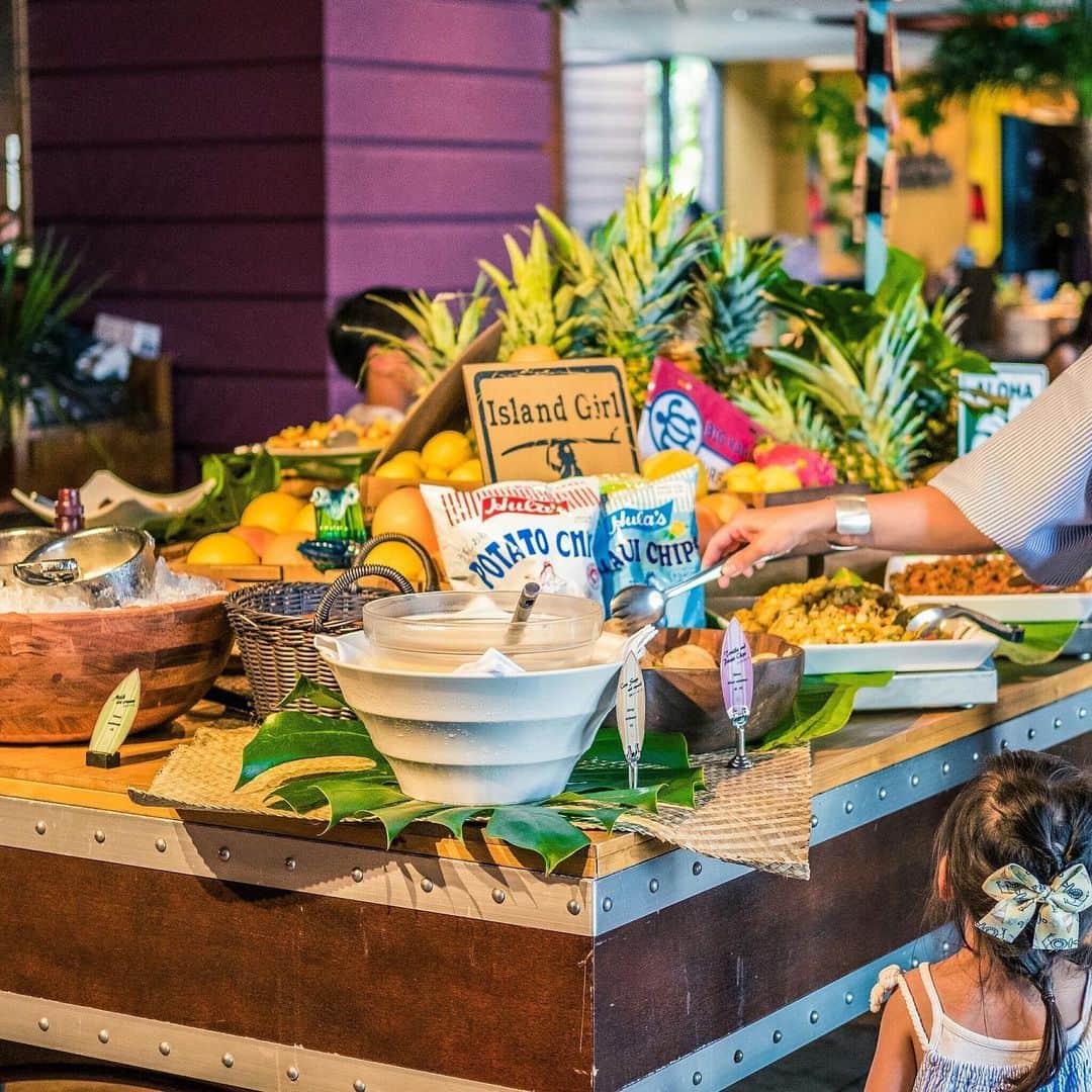 THE LUIGANS Spa&Resortさんのインスタグラム写真 - (THE LUIGANS Spa&ResortInstagram)「* 毎年夏の人気ビュッフェ 『Hawaiian Lunch』 バージョンアップして帰ってきました！  ロミロミ（サーモンと胡瓜のレモンサラダ） ポキ（マグロのジャパニーズ　マリネ） 小海老と香味野菜の春雨サラダ メキシコ産アボガド&フレッシュトマト ガドガドサラダ（蒸し鶏と厚揚げのゴマ風味サラダ） スパムライスサンド サイミンヌードル タコライス（ミートソースのタコス風ライス） シーフードクリーミーグラタン ロコモコ風ハンバーグ ポークグリル&パイナップル　ハニーマスタード チキンウイング ハワイアンBBQチキン　 フライドエッグ 枝豆ペペロンチーノ ガーリックシュリンプ メキシカングリルコーン オニオンリング&ハッシュドポテト コーヒー 又は　紅茶  大人 2,200yen 小学生 1,200yen 未就学 1,000yen  ご予約 092-603-2525  #luigans #theluigans #resort #resorthotel #ルイガンズ #福岡 #fukuoka #福岡ランチ #海の中道海浜公園 #マリンワールド」8月1日 10時26分 - theluigans