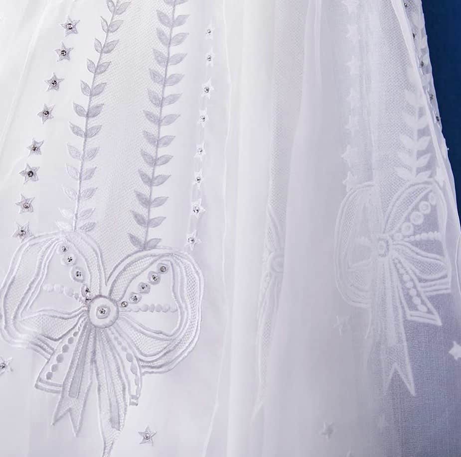 NOVARESE Dress Officialさんのインスタグラム写真 - (NOVARESE Dress OfficialInstagram)「リボンと星、葉のモチーフが縫い付けられたスカートは、#temperleylondon for #novareseのドレスAlexandra ステッチ、スパンコールやビーズなどの細工は、ドレスそのものを華やかに見せてくれるだけでなく花嫁のもとに光を集める魔法の小道具でもあります  #テンパリーロンドン #花嫁 #プレ花嫁 #結婚式 #ノバレーゼ #ノバレーゼドレス #ウエディングドレス #ウエディングドレス #ウェディングドレス #ウェディング #wedding #weddingdress #novaresewedding #novareseexclusive #novaresebrides」8月1日 10時37分 - novaresewedding