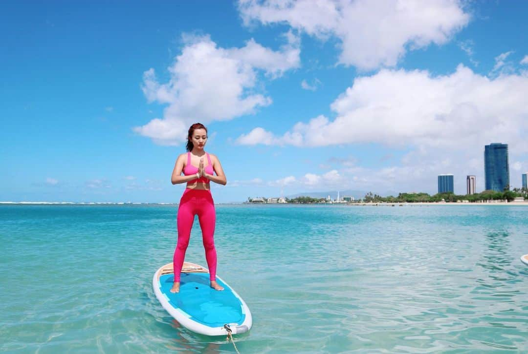 福王寺彩野さんのインスタグラム写真 - (福王寺彩野Instagram)「今日は初のSUPヨガ @kapalili_hawaii へ🏄‍♀️✨ 🧘‍♀️ヨガがとても苦手なので絶対何も出来ないと思いましたが @shoko_kapalili_official 先生のサップヨガはすっごく楽しくて気持ち良くて1時間があっという間😍 最後は海と一体化したような気持ちになれて最高でした💓💗 ありがとうございました🙏💞 #hawaii #beach #yoga #supyoga #kapalilihawaii #alamoanabeach #ハワイ #ヨガ #SUPヨガ #サップヨガ #アラモアナビーチ 📸 @yuyaloha17」8月1日 10時38分 - ayano_fukuoji