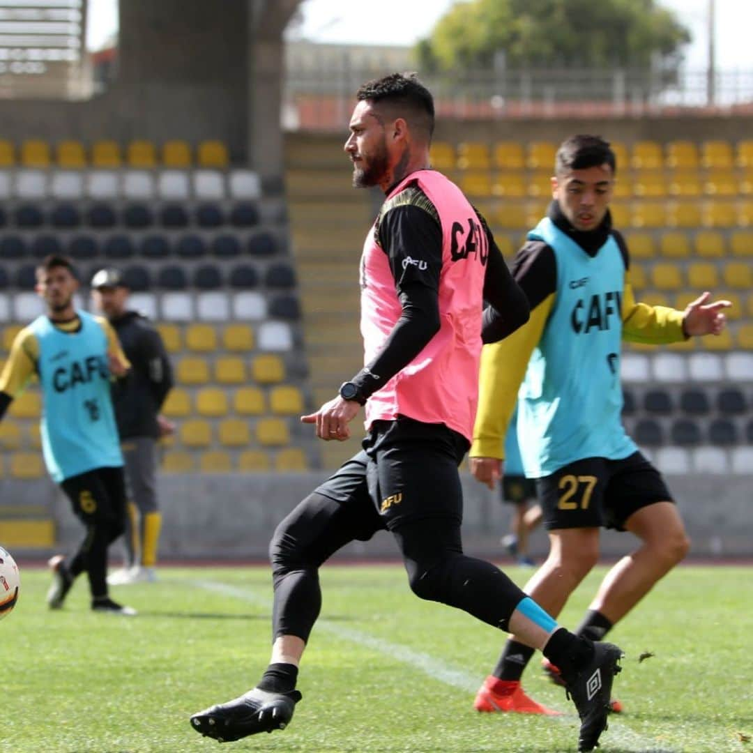 マウリシオ・ピニージャさんのインスタグラム写真 - (マウリシオ・ピニージャInstagram)「Preparando la batalla del sábado ! @coquimbounidooficial 💛🖤💪 #fuerzaycoraje☠️🌗⚽️ #vamospiratas☠️」8月1日 10時42分 - pinigol9