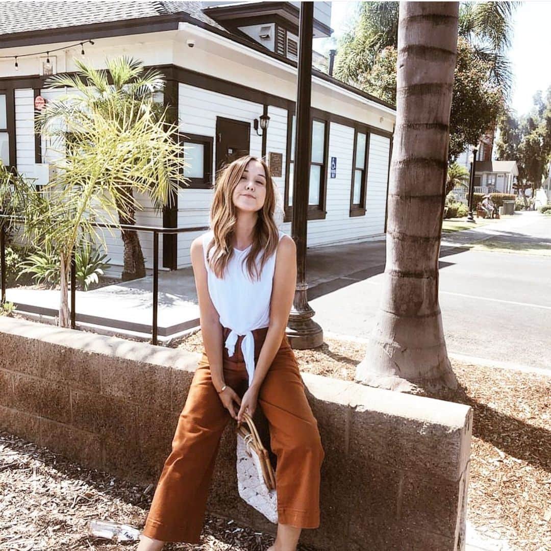 のインスタグラム：「Smiling because we’re only two days away from the weekend ☺️ @jen.griswold  The Ero Muscle Tee is part of our summer bundle that is available at the link in our bio. .  #stylin #fashionable #fashionaddict #localcompany #summerstyle #bloggerstyle #vacationoutfit #labusiness #stylehunter #personalstyle #slowfashionmovement #sustainablestyle #sustainablefashion #desertgetaway #summeroutfitinspo #ethicalclothing #ethicalootd  #sustainablebrand #consciousclothing」